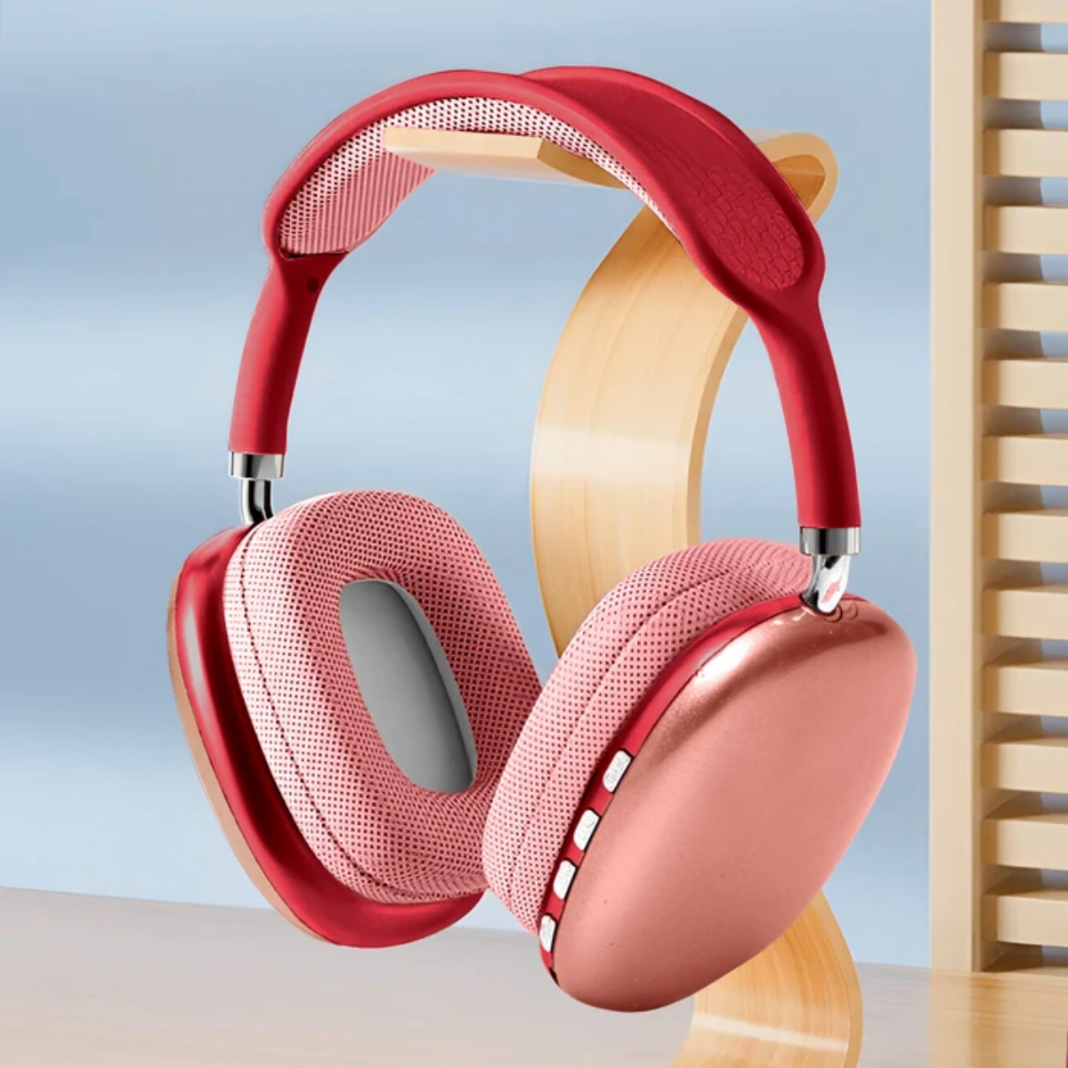 Auriculares rojos y rosas sobre un soporte de madera, sobre un fondo azul. Los auriculares son modernos y elegantes.