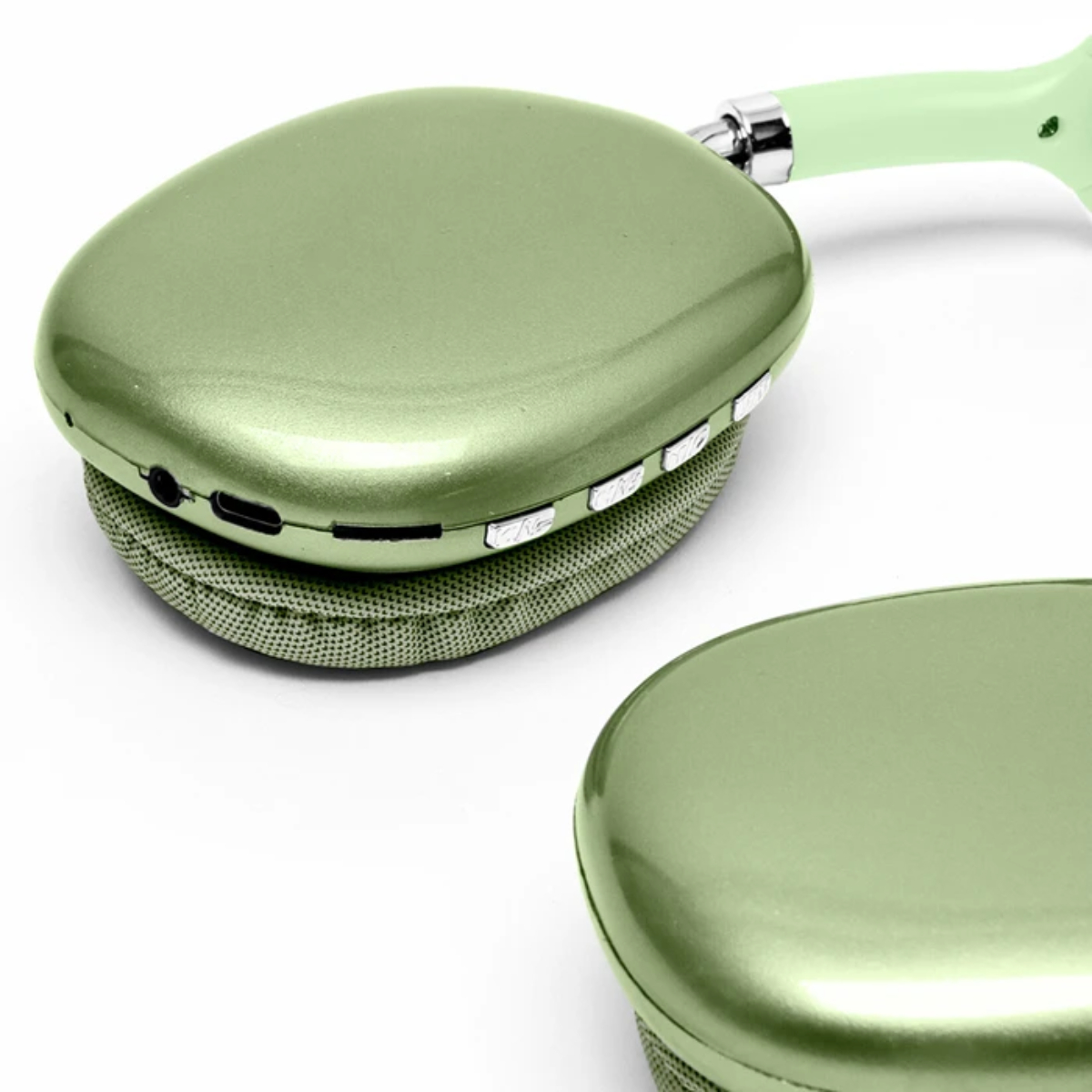 Auriculares inalámbricos verdes sobre fondo blanco. Los auriculares tienen almohadillas ovaladas y diadema acolchada. Se ven botones.