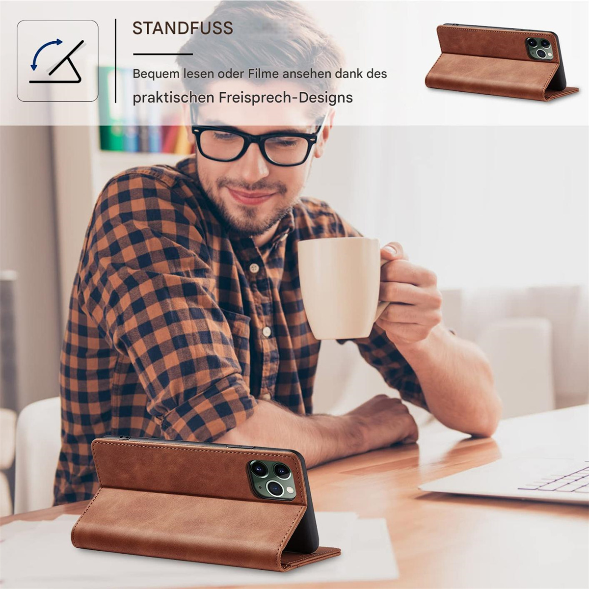 Mann mit Brille hält einen Becher, Telefon in brauner Hülle und eine Muster-Braune Hülle auf weißem Hintergrund.