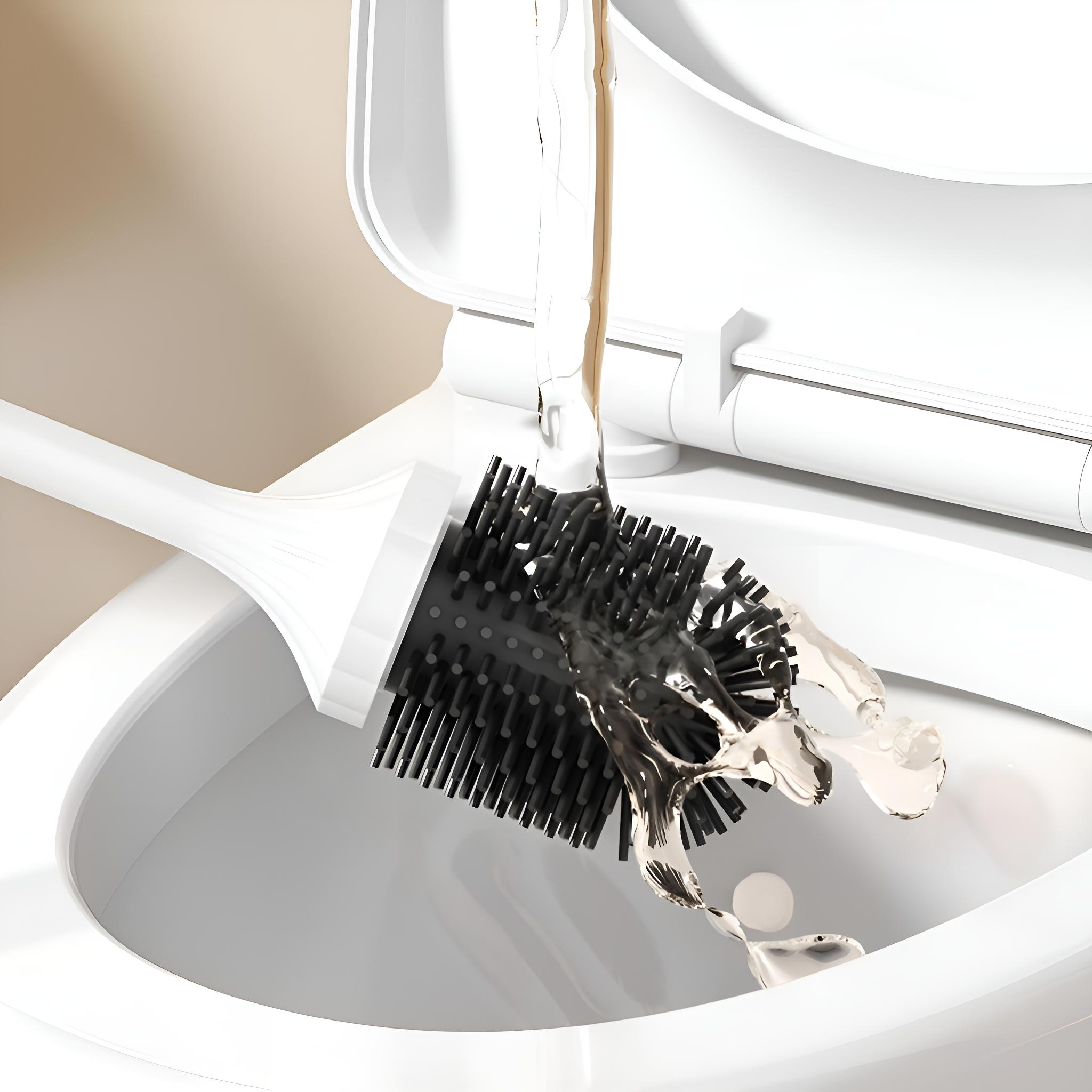Eine Toilettenbürste mit schwarzen Borsten wird gereinigt. Wasser fließt darüber. Toilettenschüssel und Deckel sind weiß.