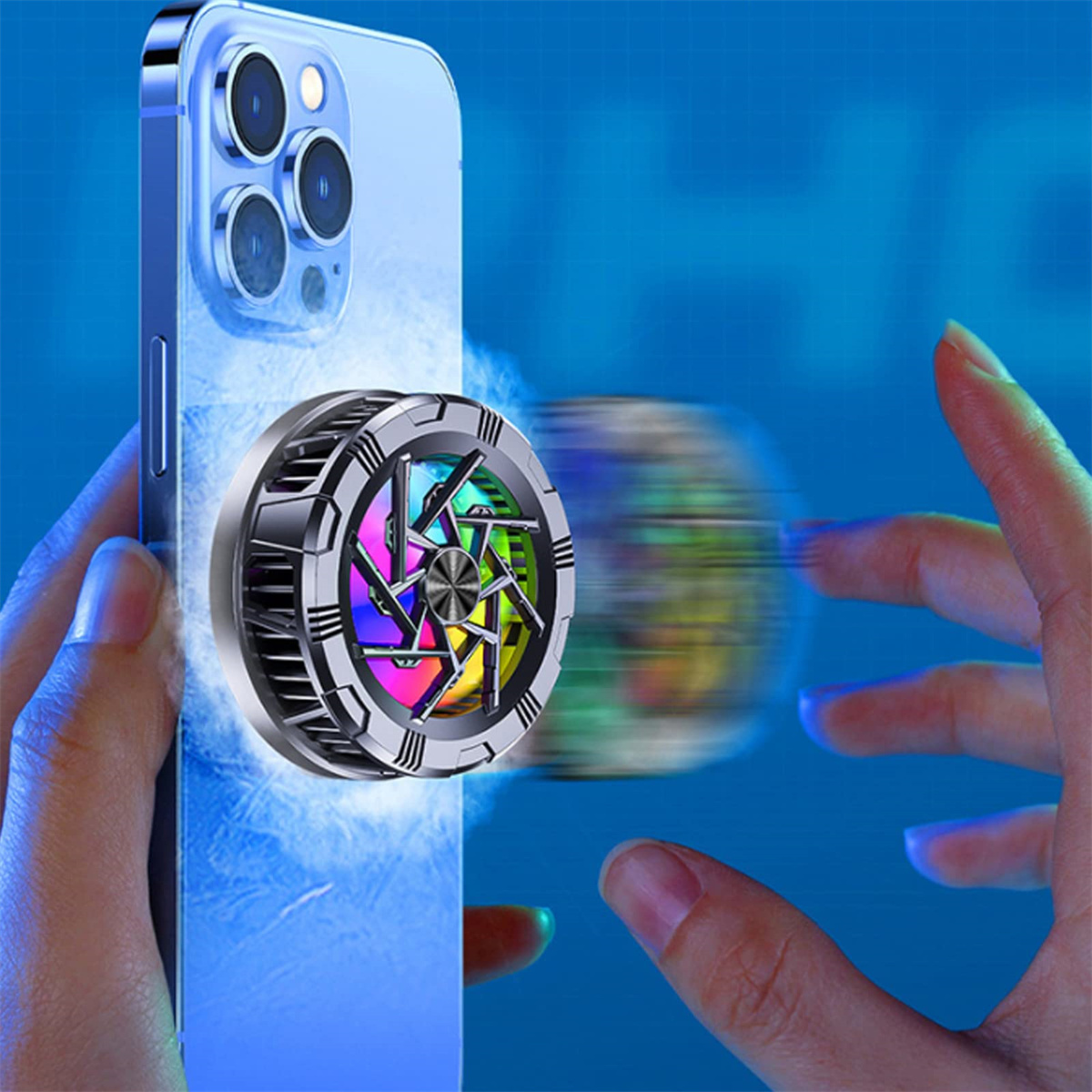 Ein Telefon, das von Händen gehalten wird, mit einem Kühlventilator, der bunte Lichter hat. Der Hintergrund ist verschwommen blau.
