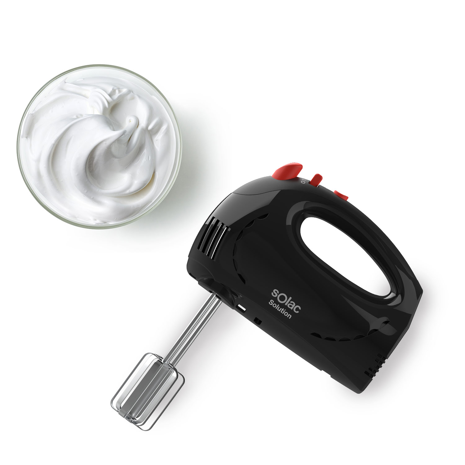Ein schwarzer Handmixer mit roten Knöpfen und eine Schüssel Schlagsahne auf weißem Hintergrund.