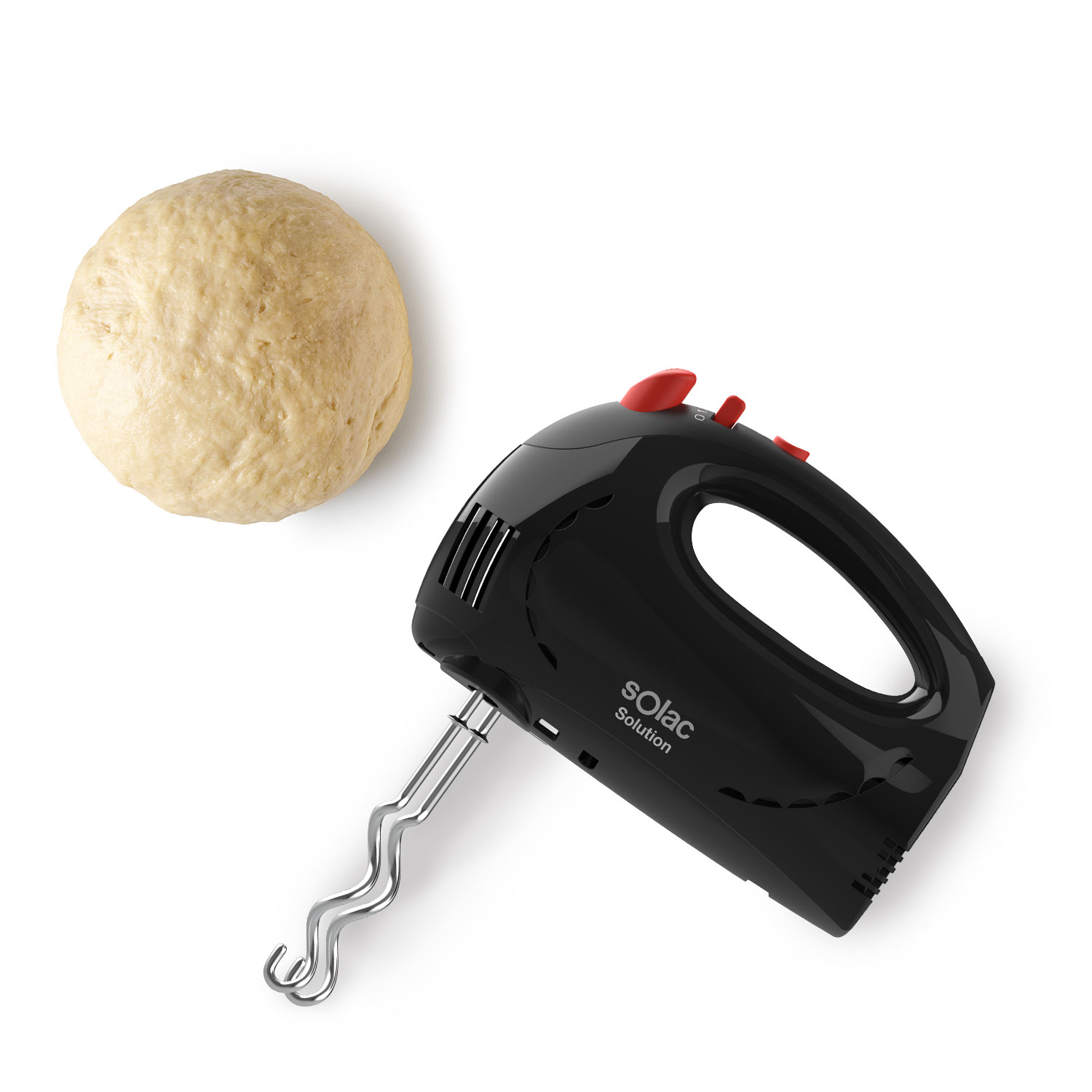 Ein schwarzer Solac-Handmixer mit Teig und roten Knöpfen auf weißem Hintergrund.