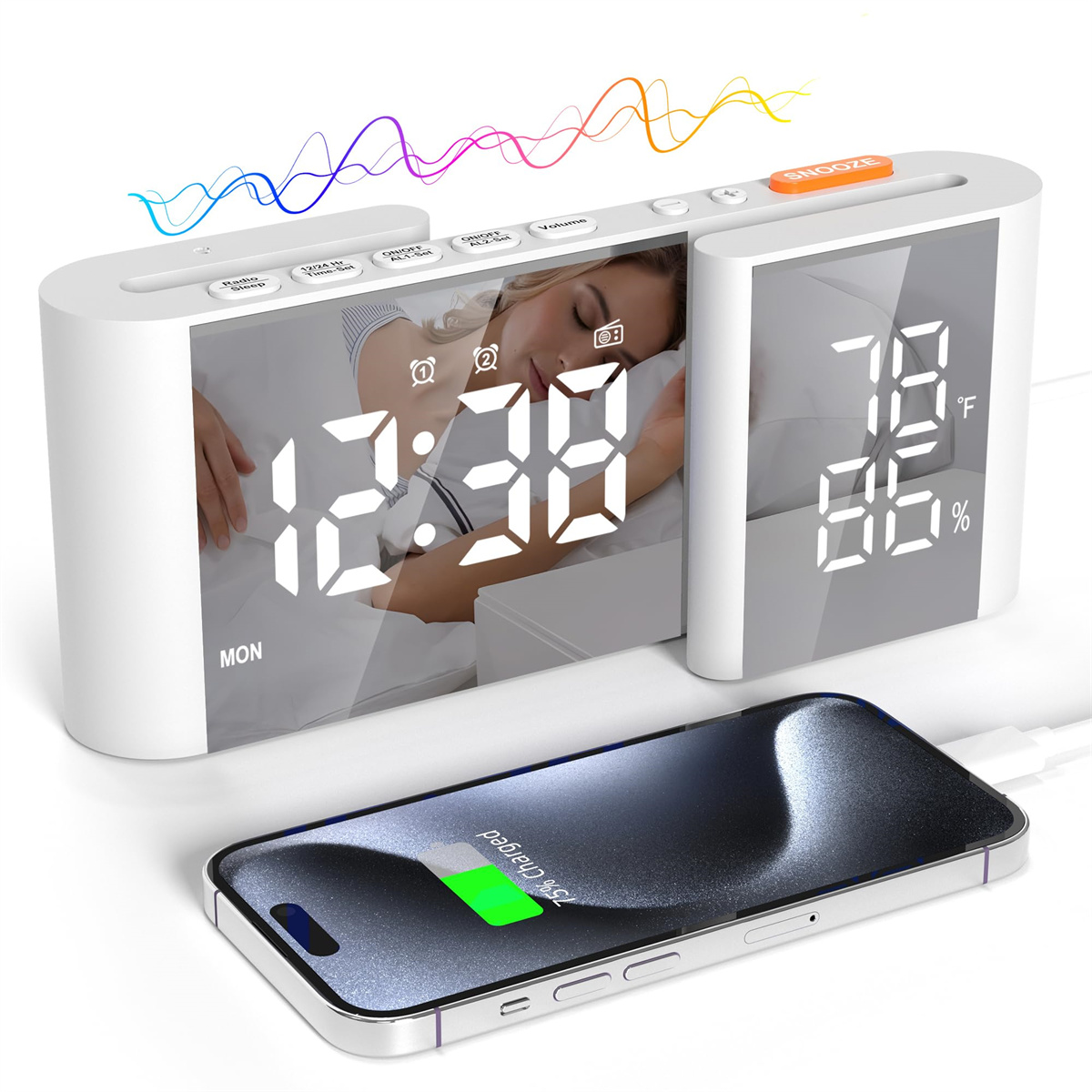 Ein weißer Wecker zeigt 12:38 Uhr an. Eine Frau schläft im Bett, darunter lädt ein Telefon. Es ist Montag.