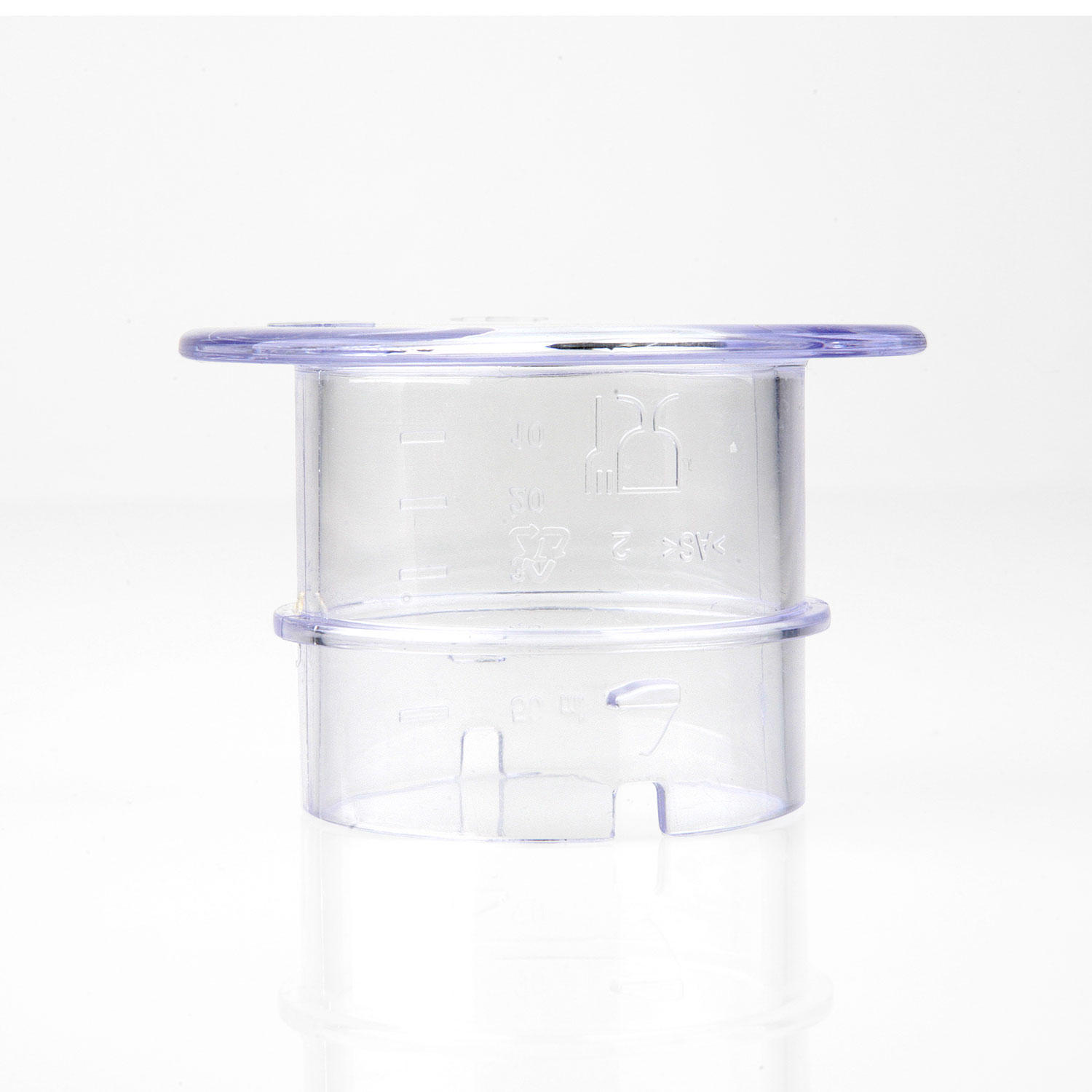 Un misurino di plastica trasparente con indicazioni di volume. Ha un bordo largo e una base più piccola. Il misurino è su una superficie bianca.