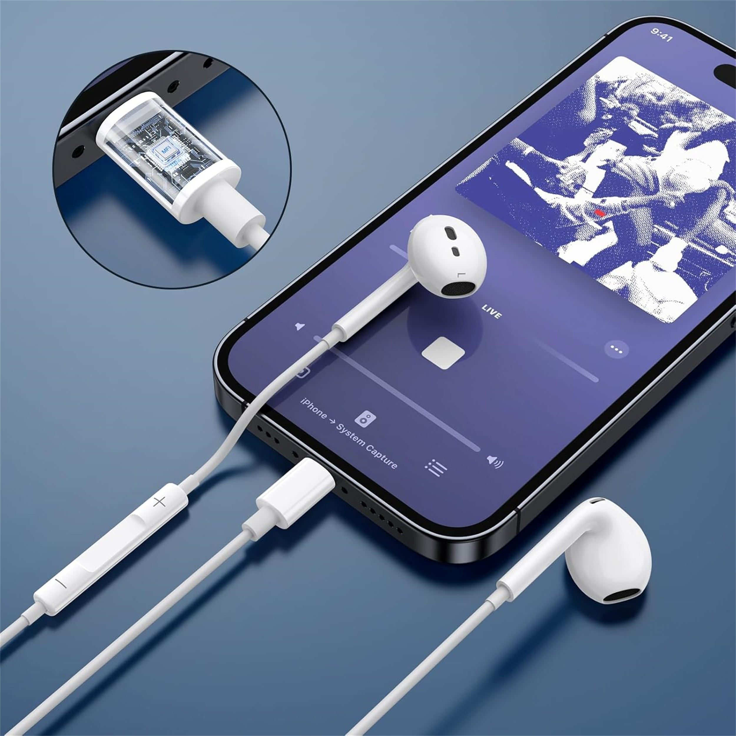 Weiße Kopfhörer und Ladekabel, die mit einem Telefon verbunden sind, das eine Musikoberfläche anzeigt, auf blauem Hintergrund.