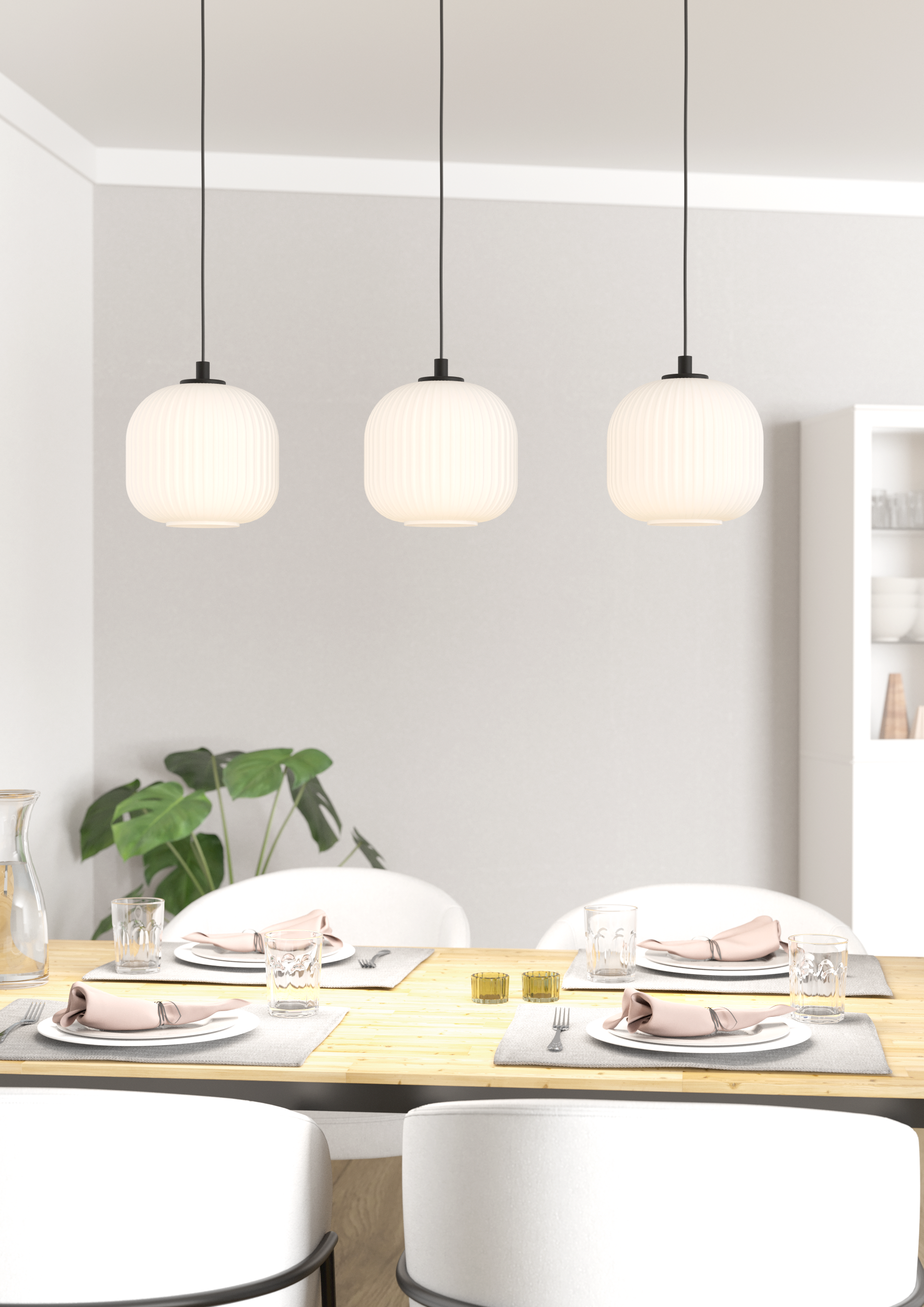 Scena della sala da pranzo: tre lampade a sospensione sopra un tavolo per quattro persone. Include piante, bicchieri, piatti e sedie bianche.