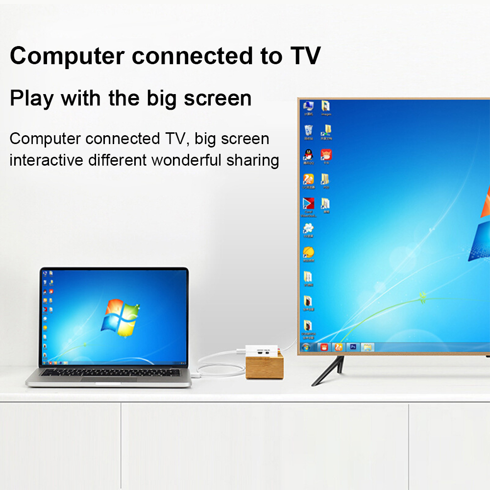 Laptop und Fernseher verbunden, Windows-Desktop wird angezeigt. Dazwischen eine kleine Holzkiste. Oben steht: Computer mit Fernseher verbunden.
