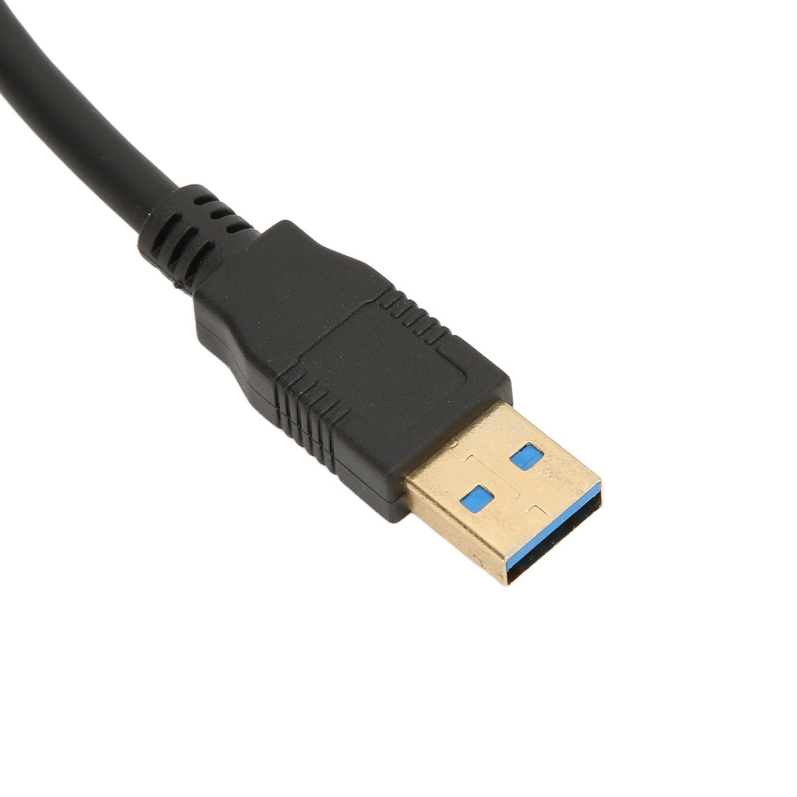 Ein USB 3.0-Anschluss mit schwarzem Kabel. Der Stecker ist goldfarben mit blauen Einsätzen, der Hintergrund ist weiß.
