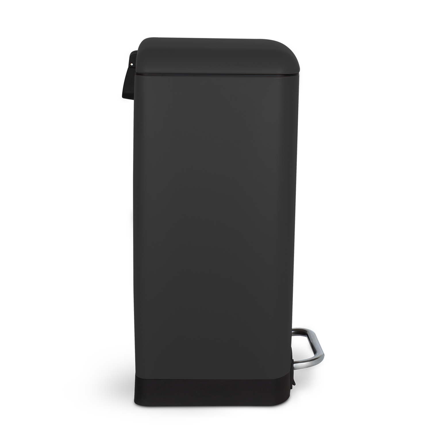 Un cubo de basura rectangular negro con pedal y tapa, sobre un fondo blanco. El pedal y el asa son plateados.