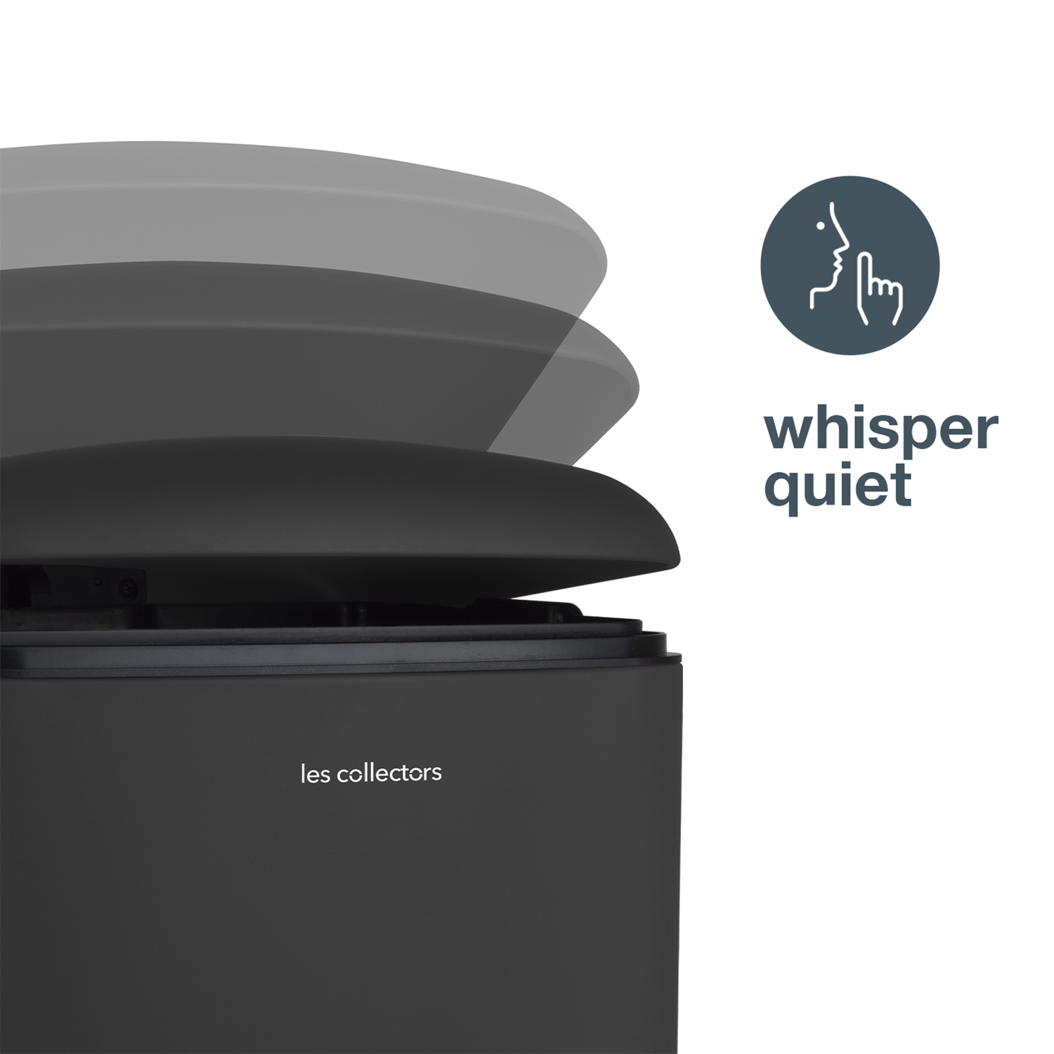 Un cubo de basura gris oscuro con una tapa abierta, las palabras "les collectors" y un círculo con un dedo en los labios y las palabras "whisper quiet".