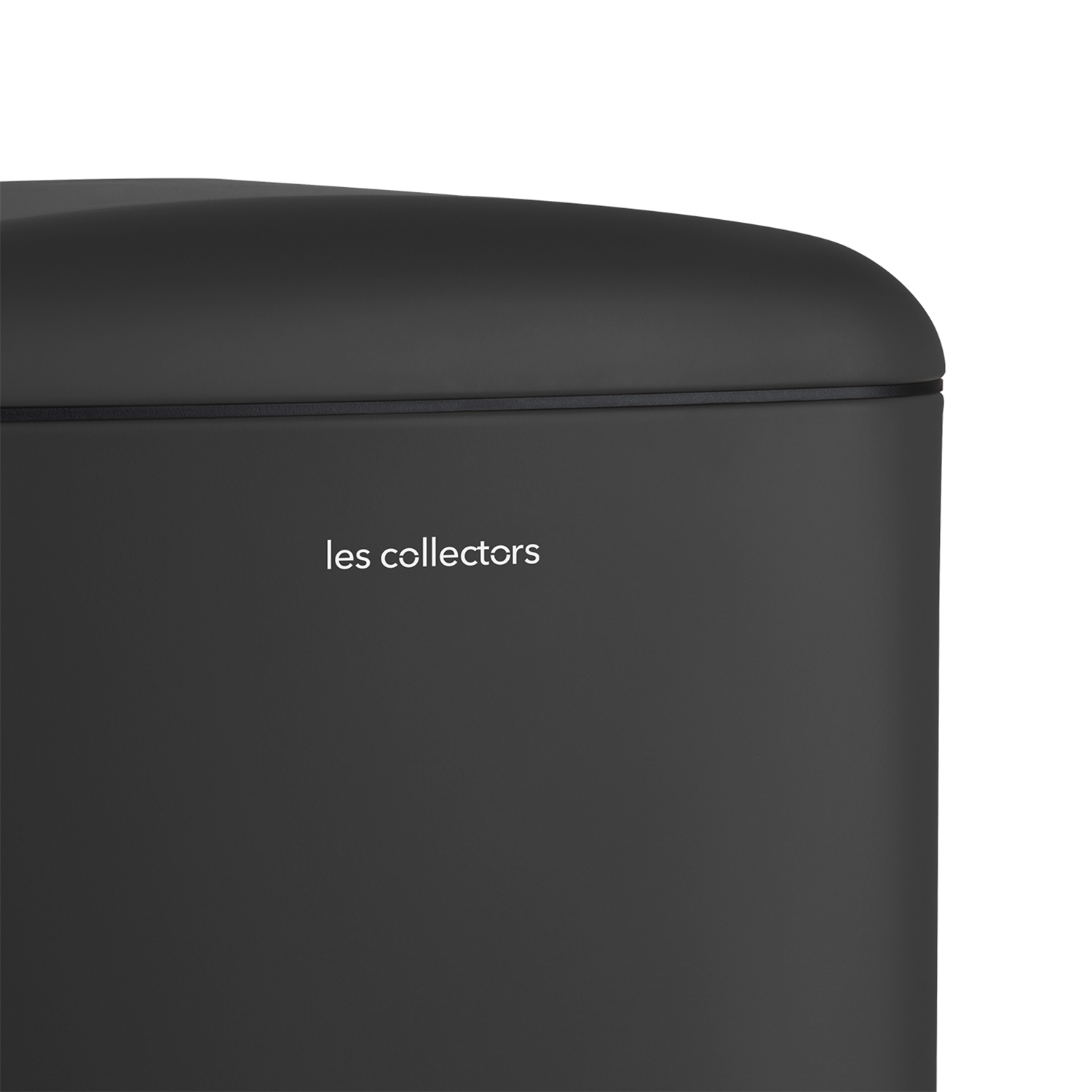 Primer plano de un cubo de basura negro con las palabras 'les collectors' en blanco. Se ve la parte superior y el lateral.