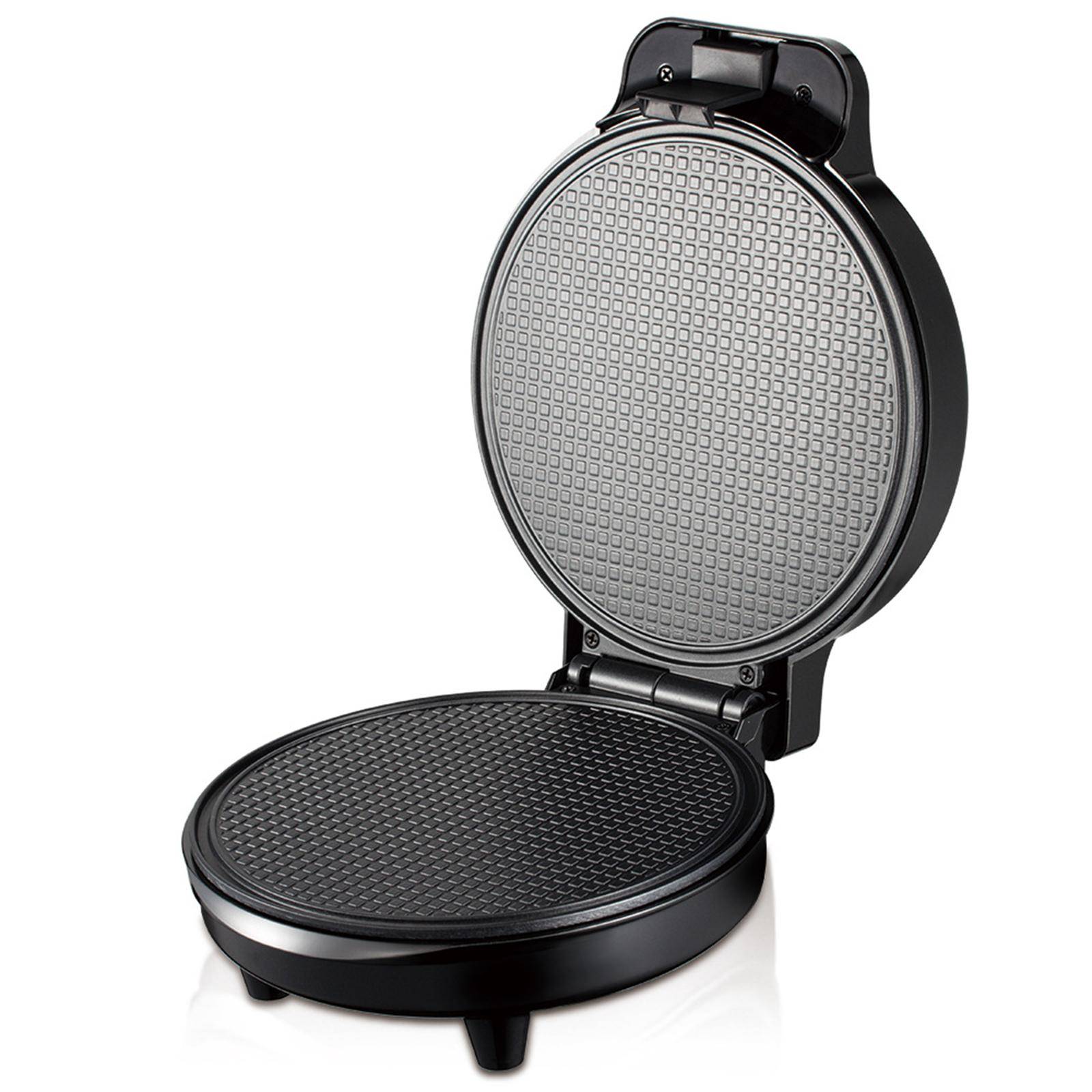 Ein schwarzer Waffeleisen ist geöffnet. Die obere Hälfte ist angehoben und zeigt die gemusterten Kochflächen. Der Hintergrund ist weiß.