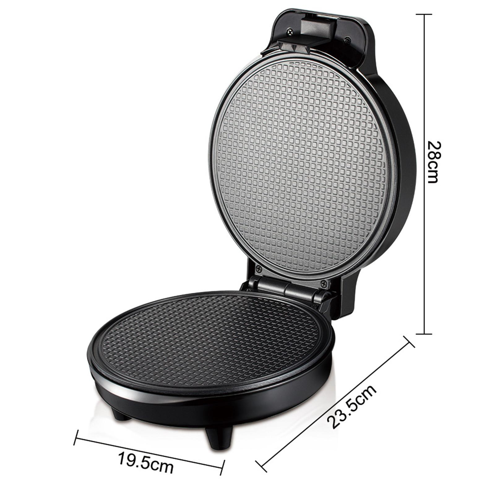 Schwarzer Waffeleisen geöffnet. Der obere Teil ist offen und zeigt das Innenraster. Abmessungen: 28 cm, 23,5 cm, 19,5 cm.