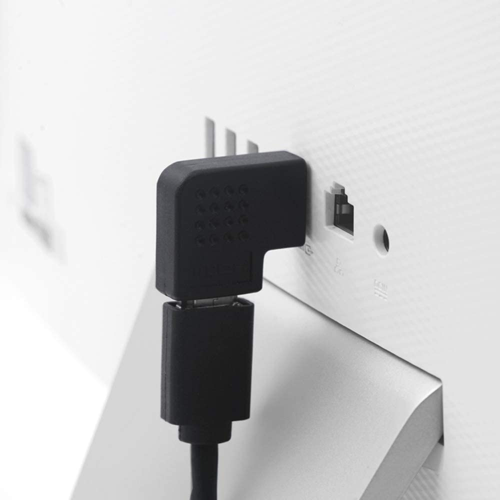 Ein schwarzer Adapter ist mit einem weißen Gerät verbunden. Der Adapter hat einen 90-Grad-Winkel, mit USB-Anschluss und Kabel.