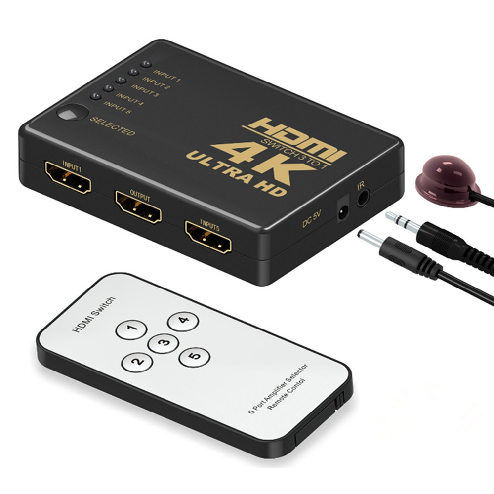 Schwarzer HDMI-Switch mit Fernbedienung, 4K Ultra HD. Enthält Kabel und IR-Empfänger. Fernbedienung hat die Zahlen 1-5. Das Gerät steht vor weißem Hintergrund.