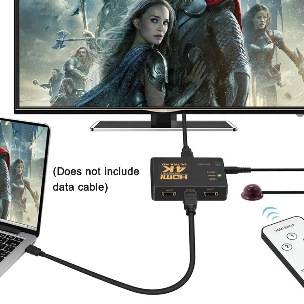 Ein Fernseher zeigt eine Filmszene. Darunter ist ein Laptop mit einem 4K-HDMI-Switch verbunden. Daneben liegt eine Fernbedienung.
