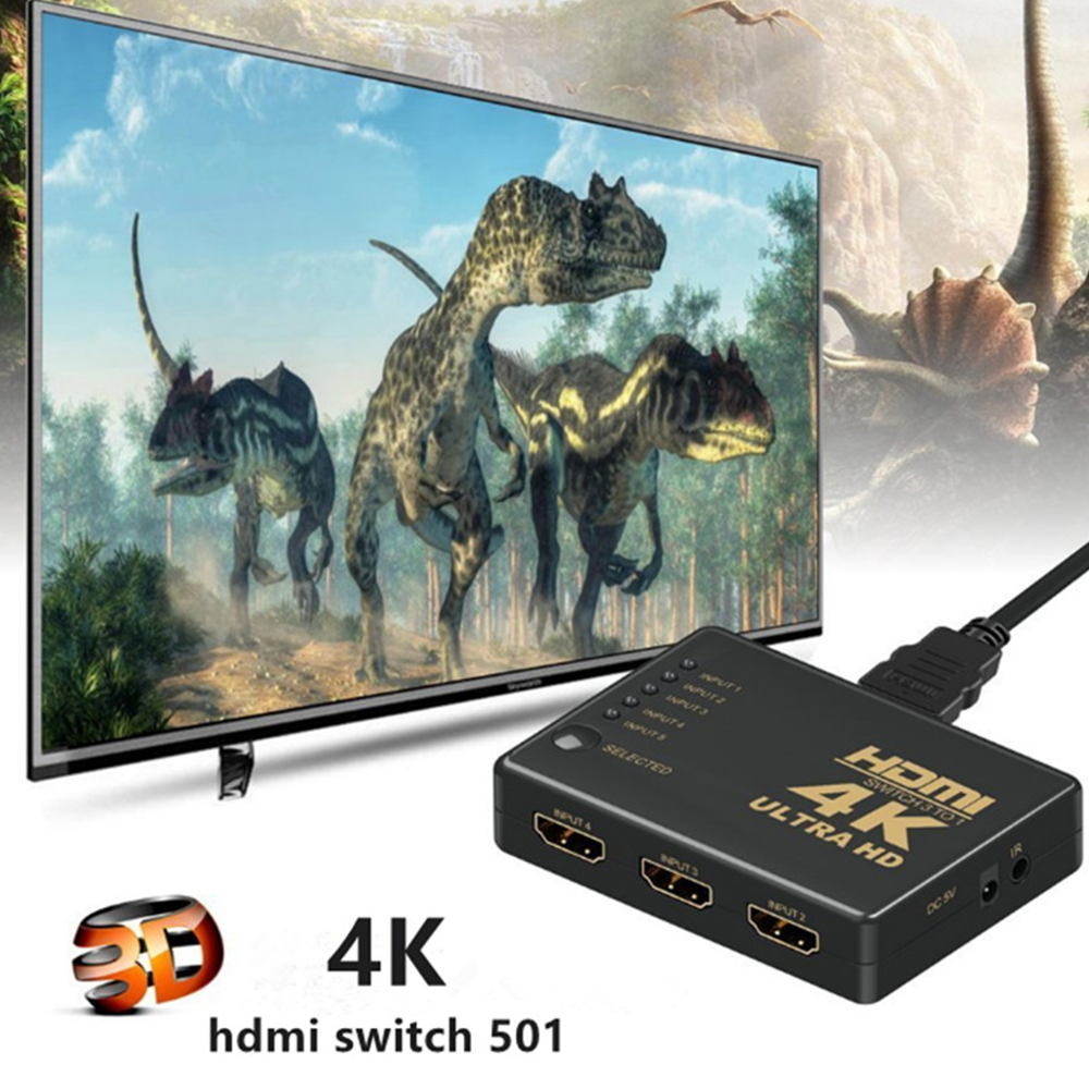 Ein Fernseher zeigt Dinosaurier. Ein schwarzer HDMI-Switch ist angeschlossen. Der Switch ist mit '4K Ultra HD' beschriftet.