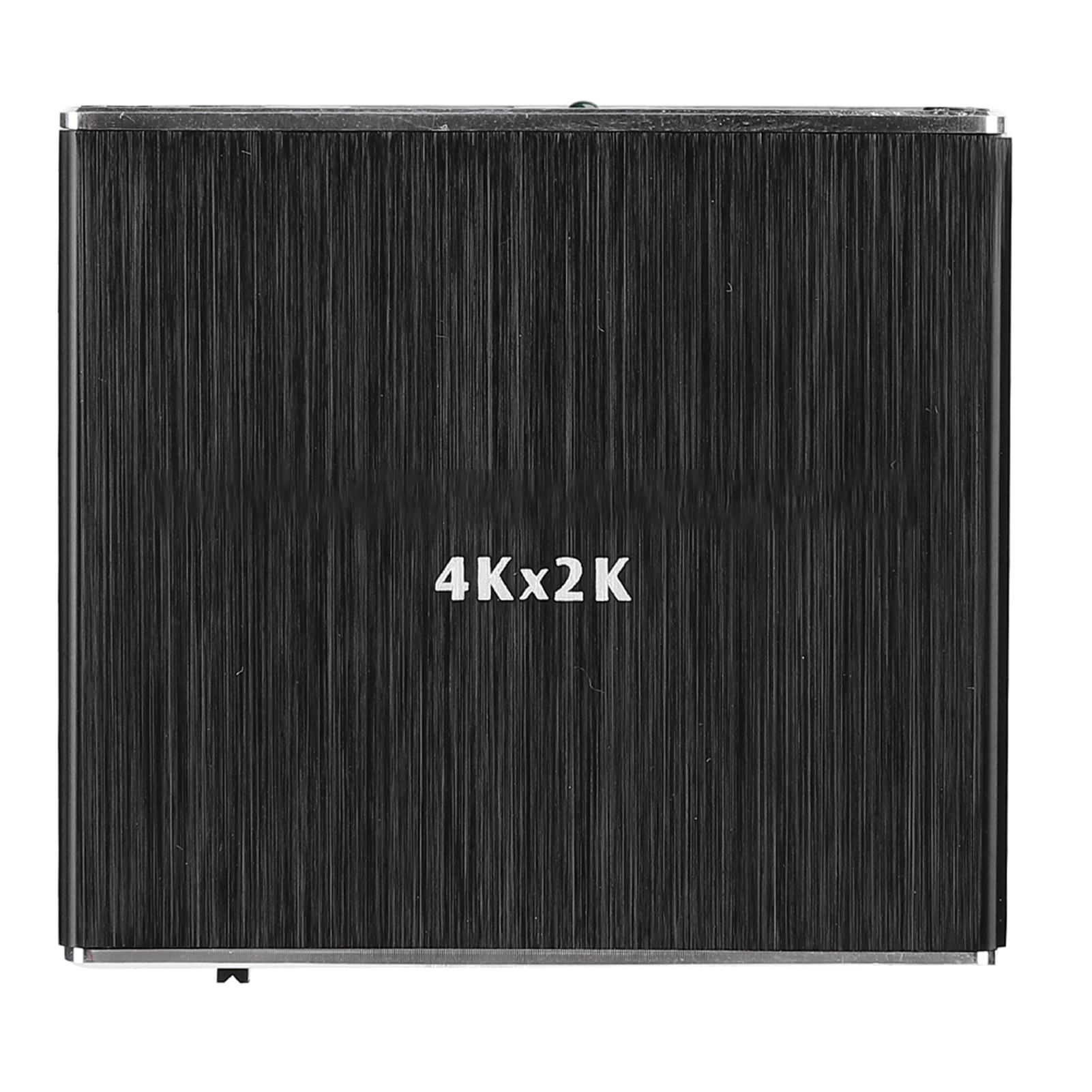 Eine schwarze Box mit vertikaler Linientextur und dem Text '4Kx2K' in Weiß. Es hat einen silbernen Rahmen.