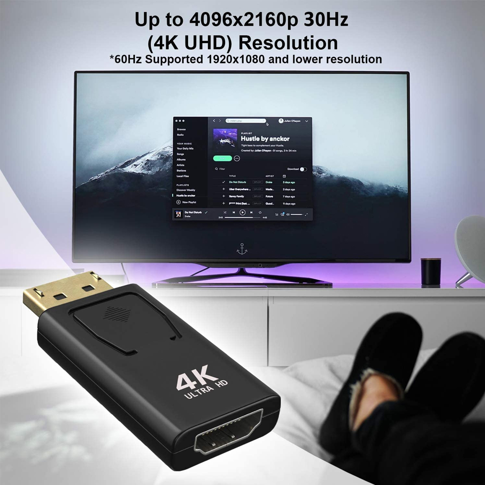 Ein schwarzer 4K-HDMI-Adapter liegt vor einem Fernseher, der eine Musik-Playlist anzeigt. Die Szene umfasst Füße in Hausschuhen und Text zur Auflösung.