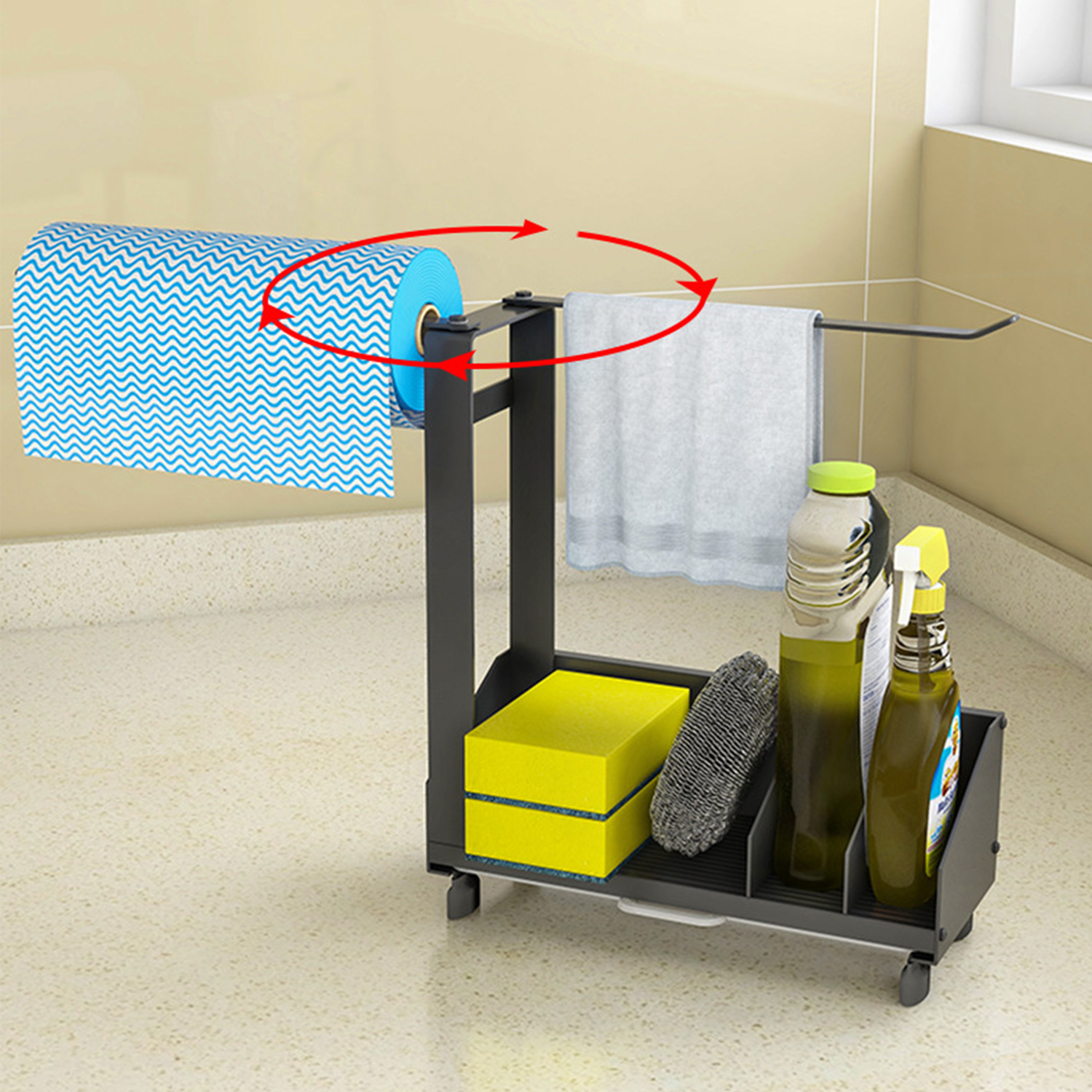 Ein schwarzer Reinigungswagen enthält eine Rolle Papierhandtücher, ein Handtuch, Reinigungsflaschen, Schwämme und einen Schrubber. Der Wagen steht auf Rädern.