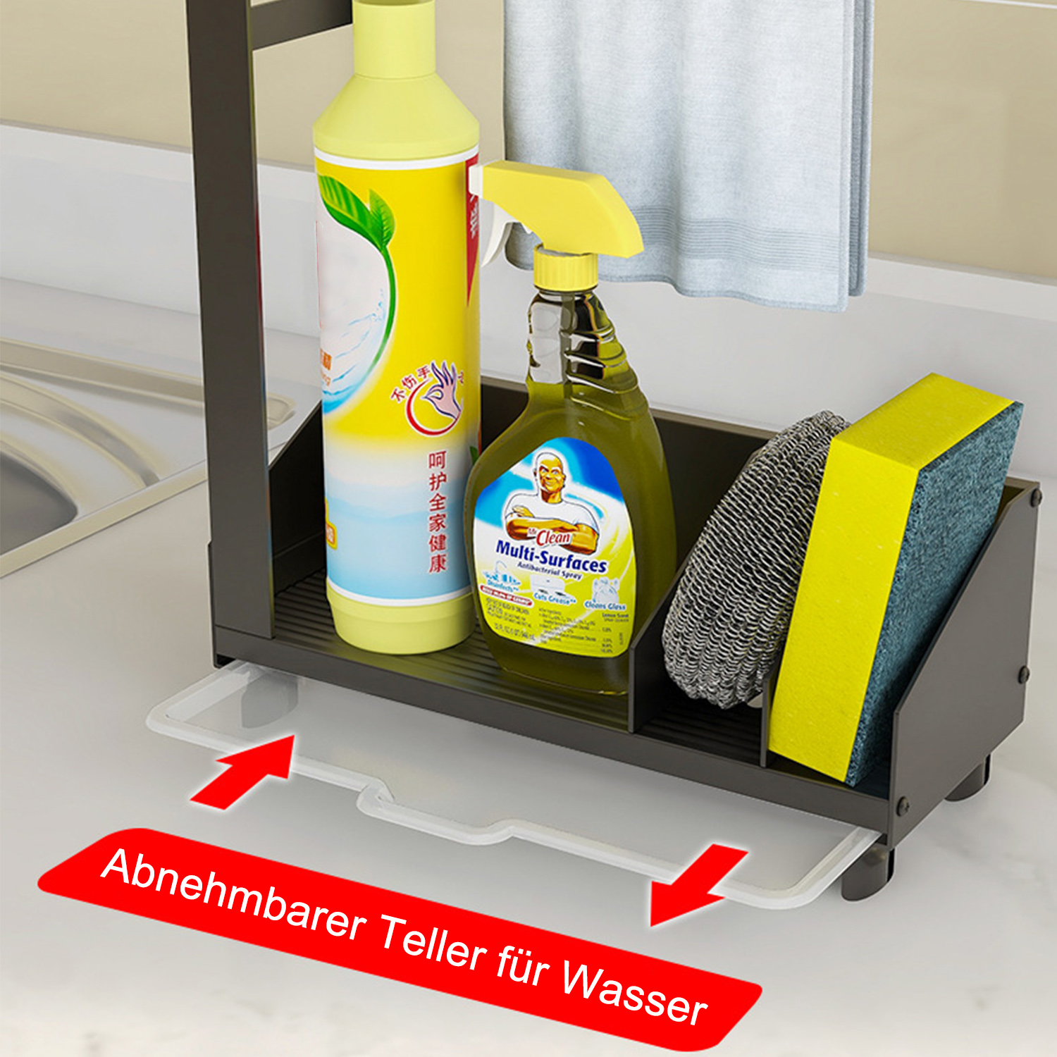 Ein schwarzer Organizer mit Reinigungsmitteln: Spray, Seife, Schwamm und Schrubber. Eine weiße Ablage ist herausgezogen, mit deutschem Text.