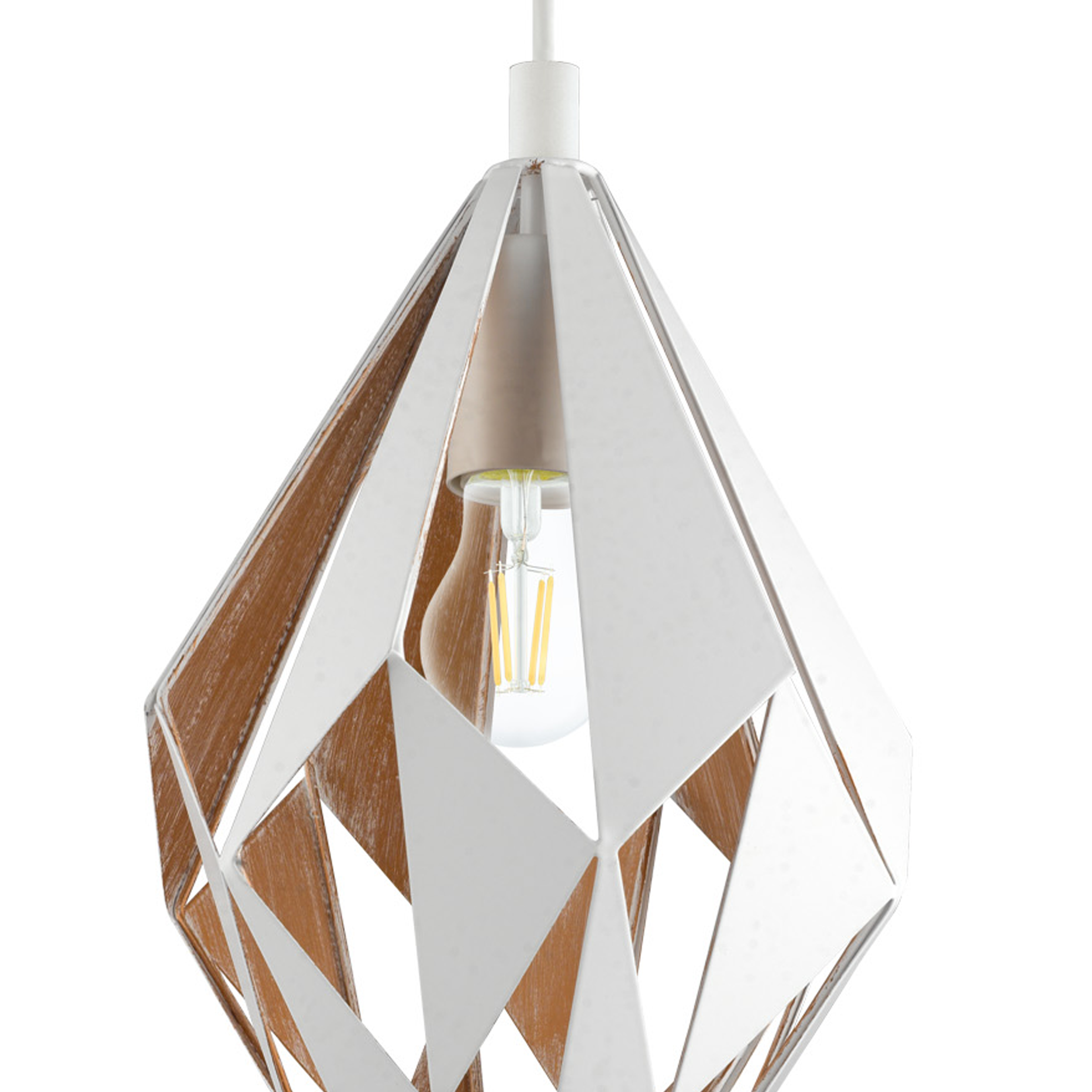 Una lampada a sospensione con paralume geometrico bianco e lampadina visibile su sfondo bianco.