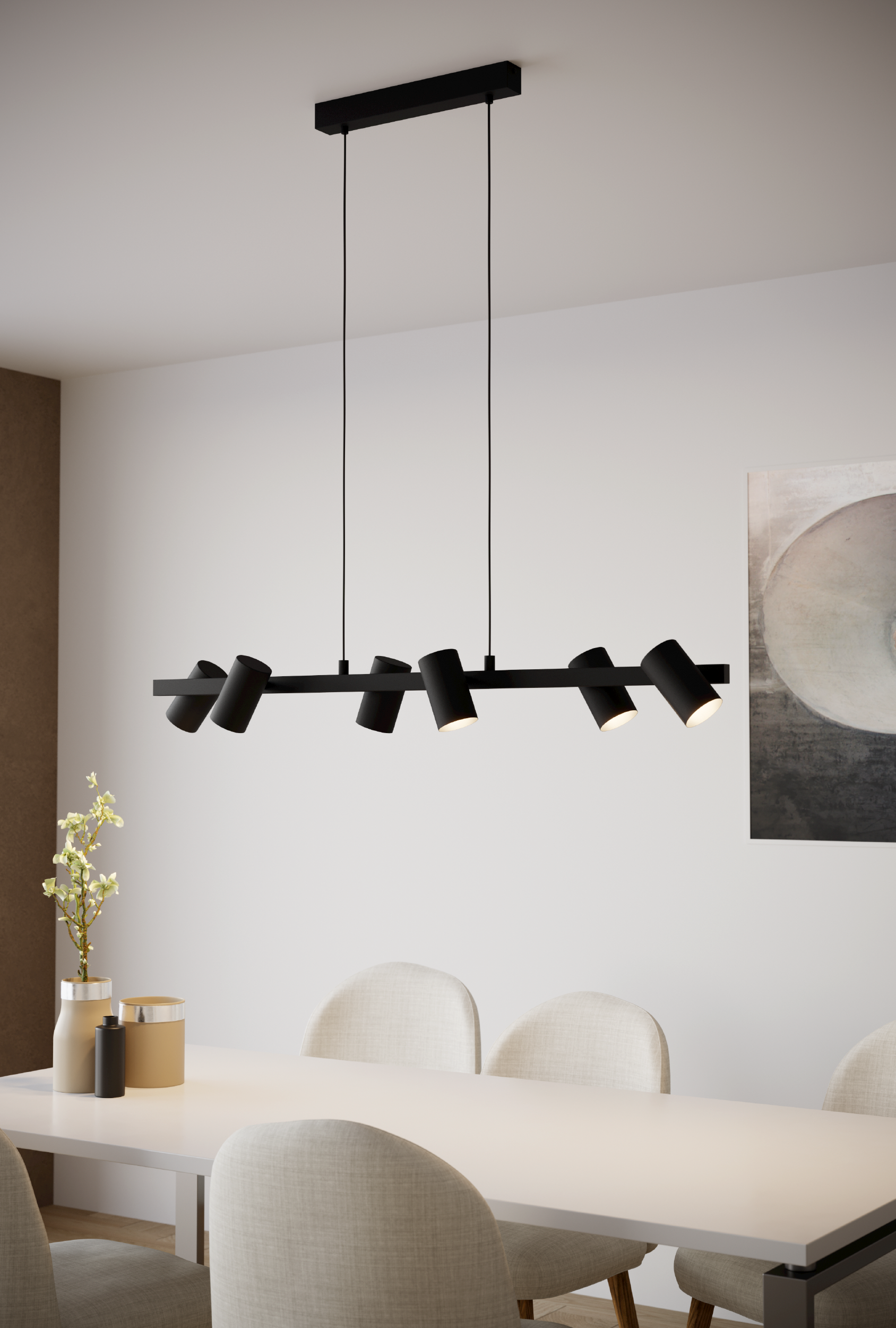 Eine schwarze Deckenleuchte mit 7 Strahlern hängt über einem weißen Tisch und Stühlen in einem Esszimmer.