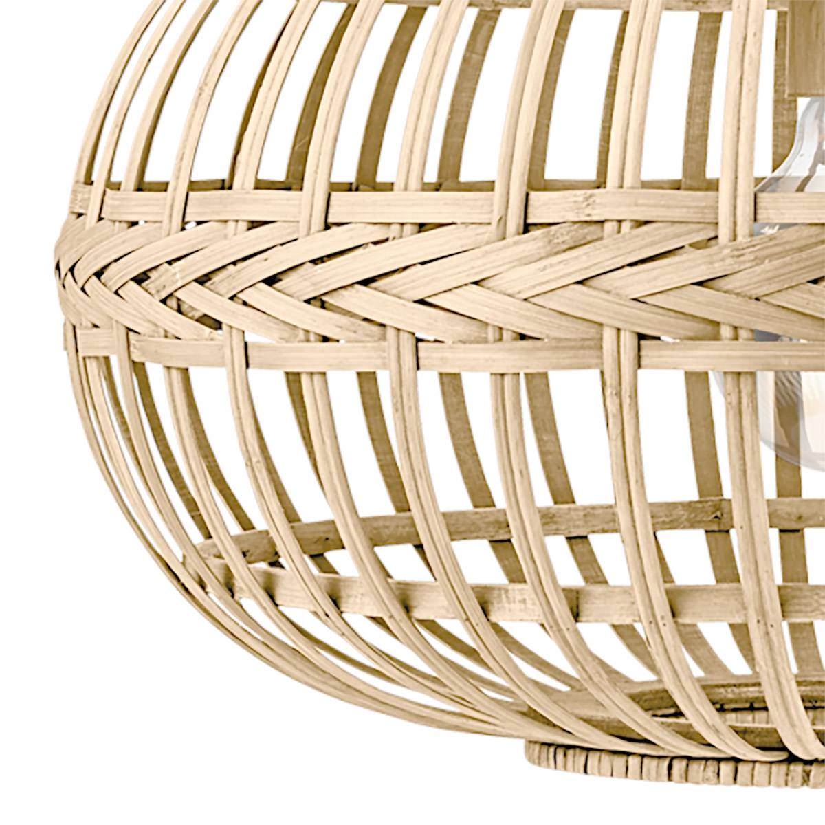 Zbliżenie na tkany rattanowy klosz. Jasny beżowy kolor, z żarówką widoczną przez splot. Tło jest białe.