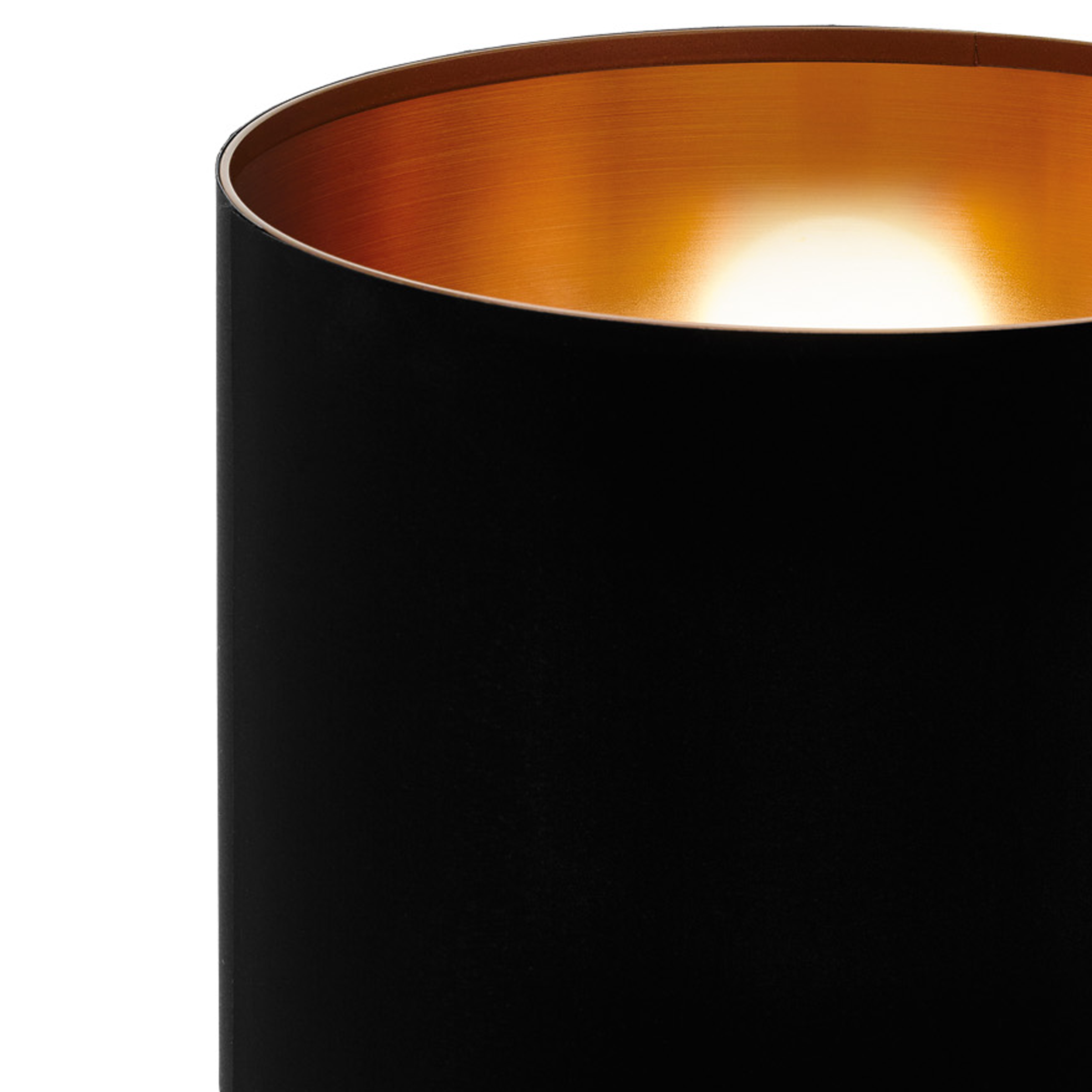 Nahaufnahme einer schwarzen zylindrischen Lampe. Die Innenseite ist golden. Der Hintergrund ist weiß.