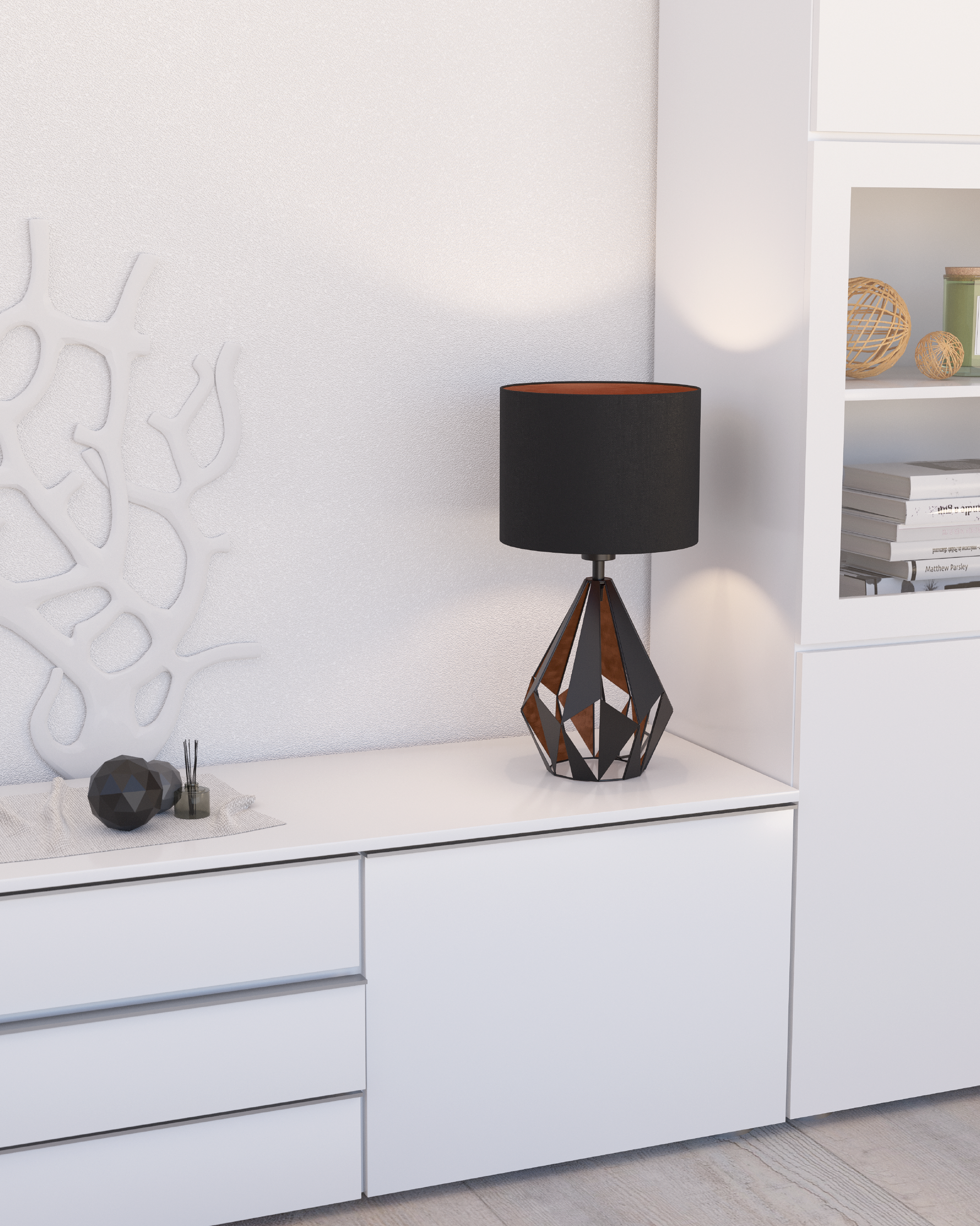 Ein modernes Zimmer mit Lampe, Dekoration und Schrank. Die Lampe hat einen schwarzen Schirm und geometrische Basis.