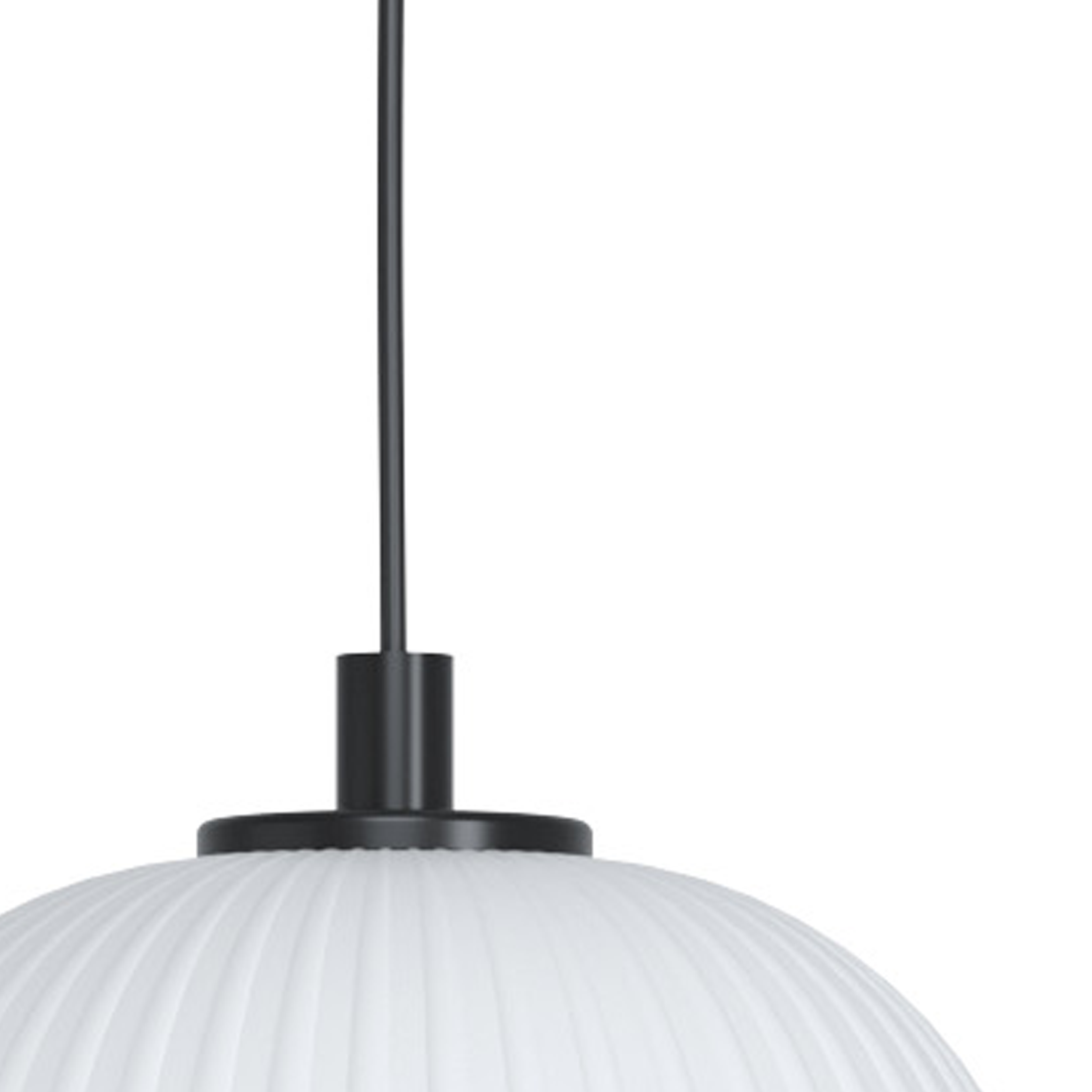 Primo piano di una lampada a sospensione bianca, a coste, con stelo e cappuccio neri, sospesa a un cavo nero su sfondo bianco.