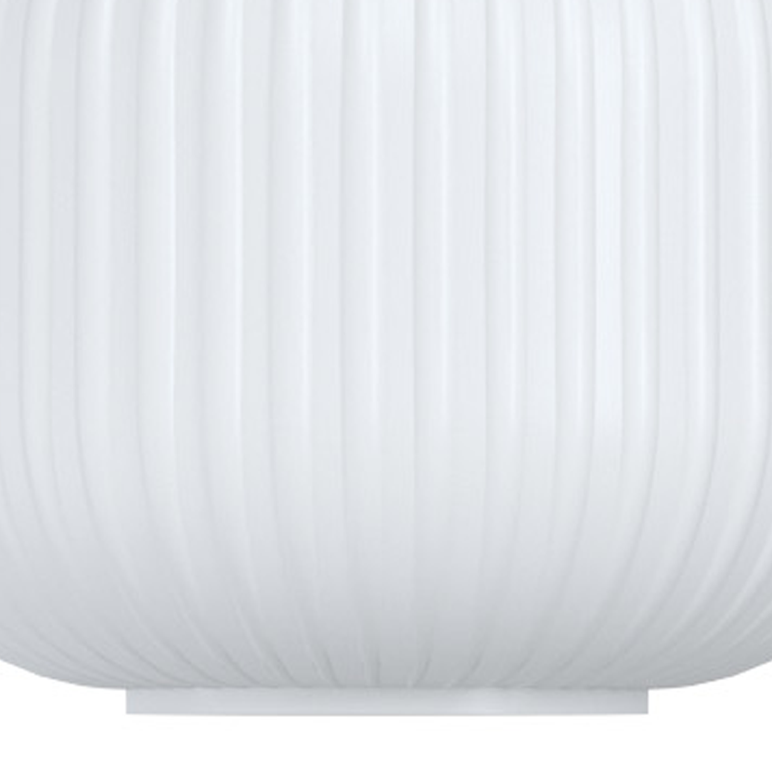 Un vaso bianco a coste, leggermente curvo con base piatta. Le coste verticali coprono l'intera superficie.