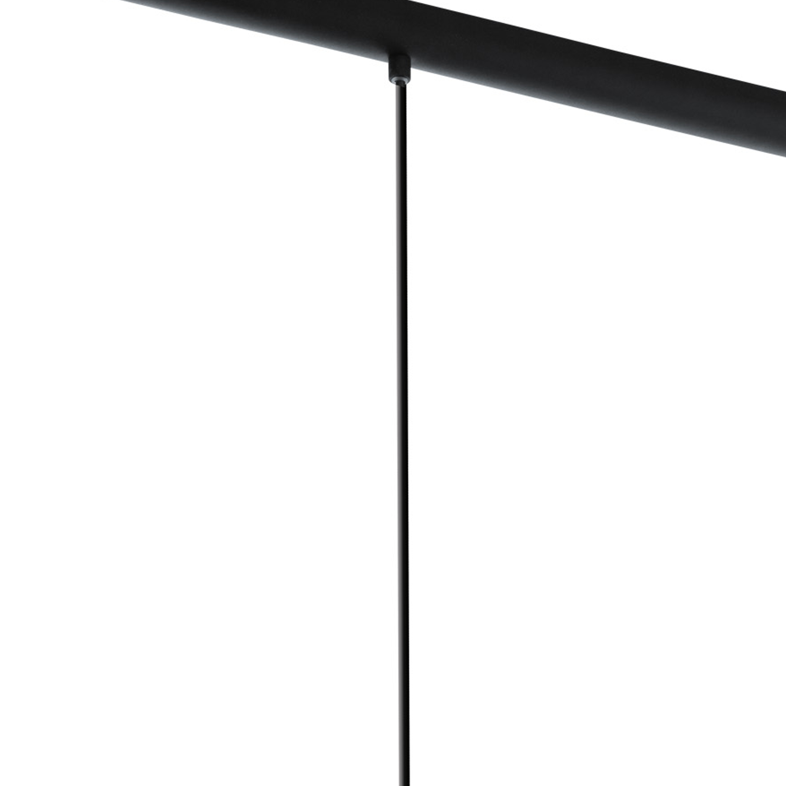 Eine schwarze Stange, verbunden mit einem schwarzen horizontalen Balken, hängt vertikal vor weißem Hintergrund.