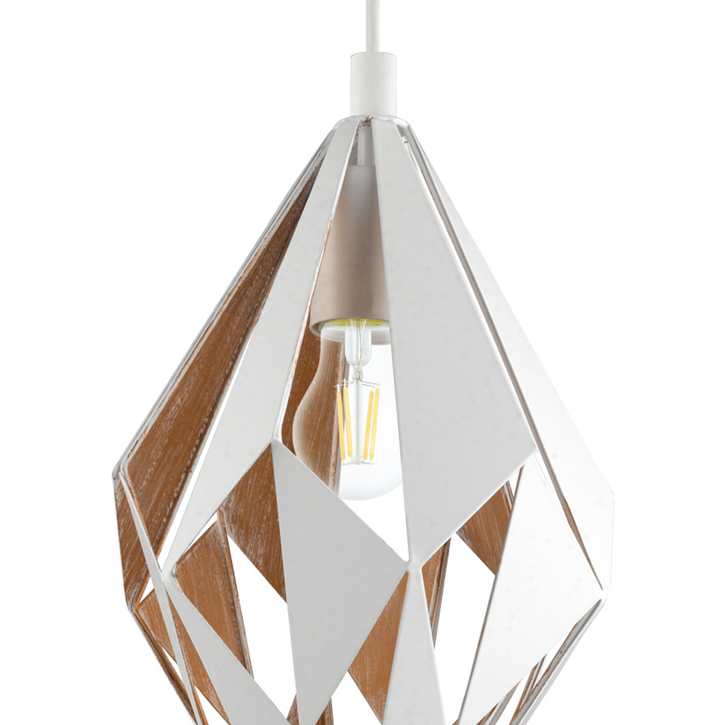Una lampada a sospensione con paralume geometrico. Combina texture bianche e legno, con una lampadina. Lo sfondo è bianco.