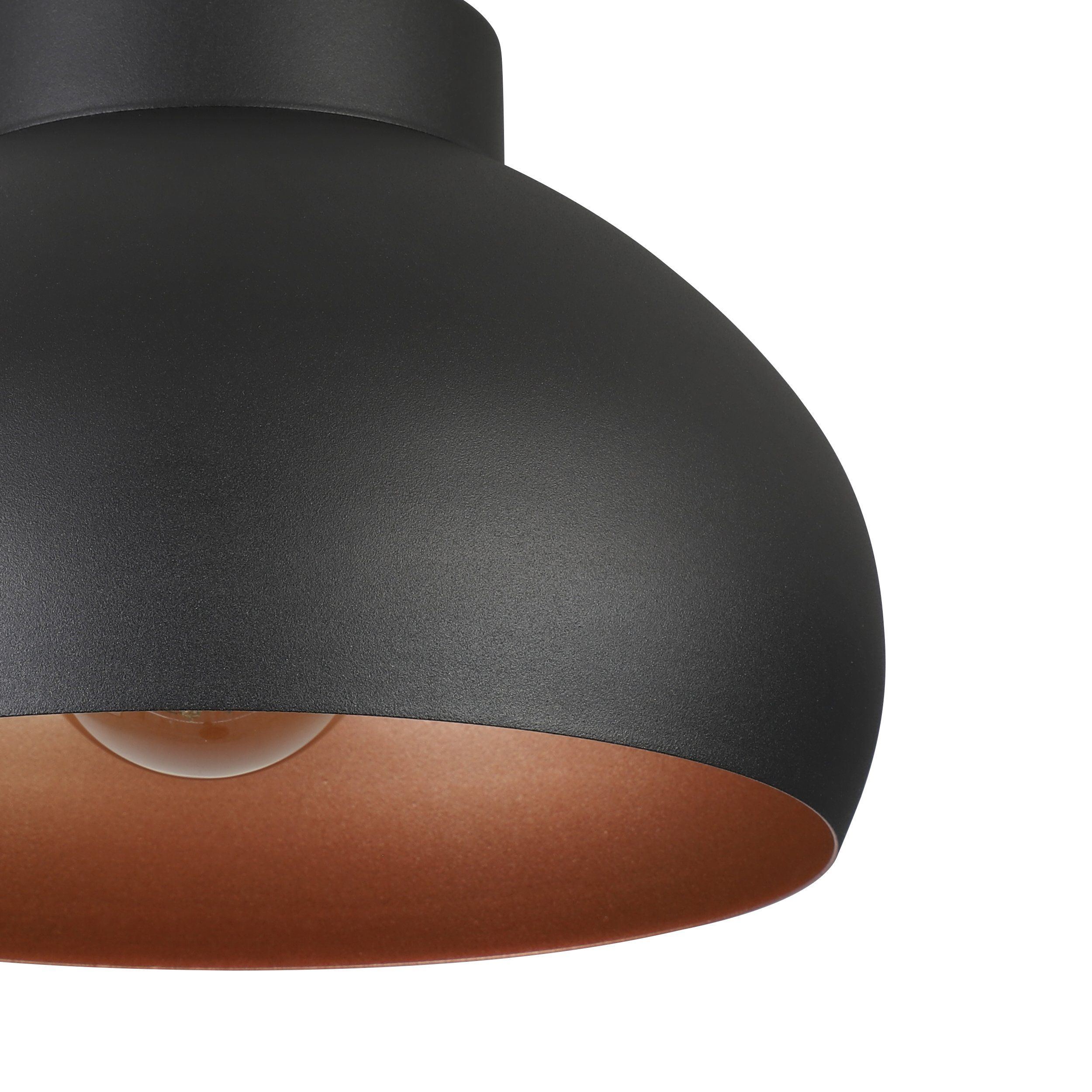 Una lampada a sospensione nera con interno color rame. La lampadina è visibile. Lo sfondo è bianco.
