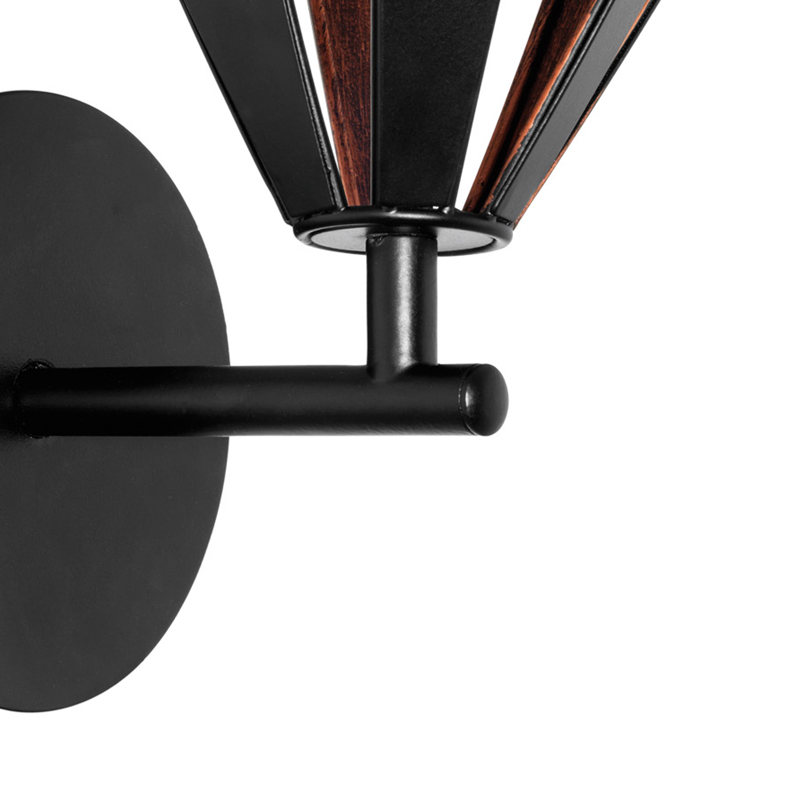 Un'applique nera con base circolare e paralume geometrico decorativo con accenti in legno.