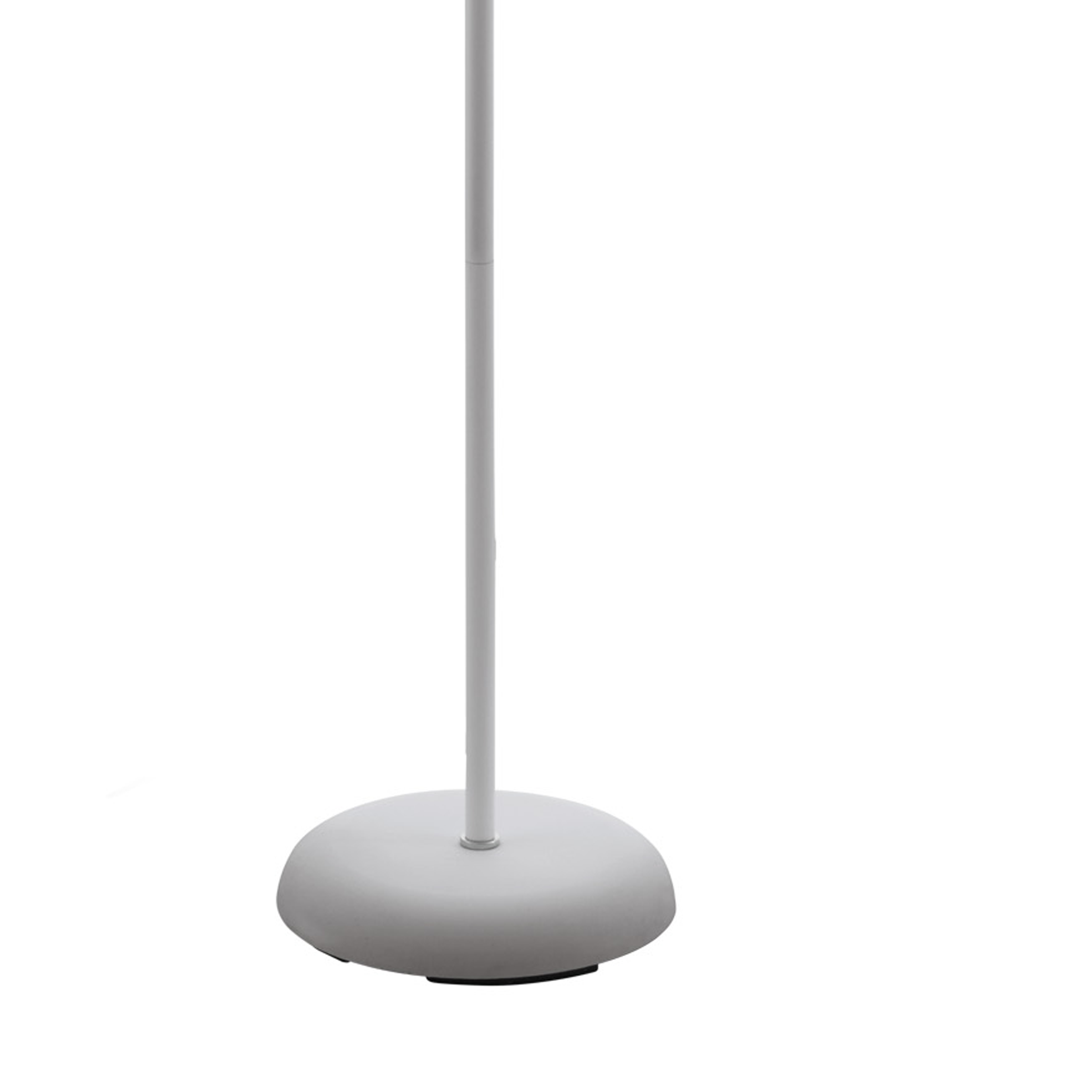 Una lampada da terra bianca, con base rotonda, palo dritto e paralume bianco, su sfondo bianco.