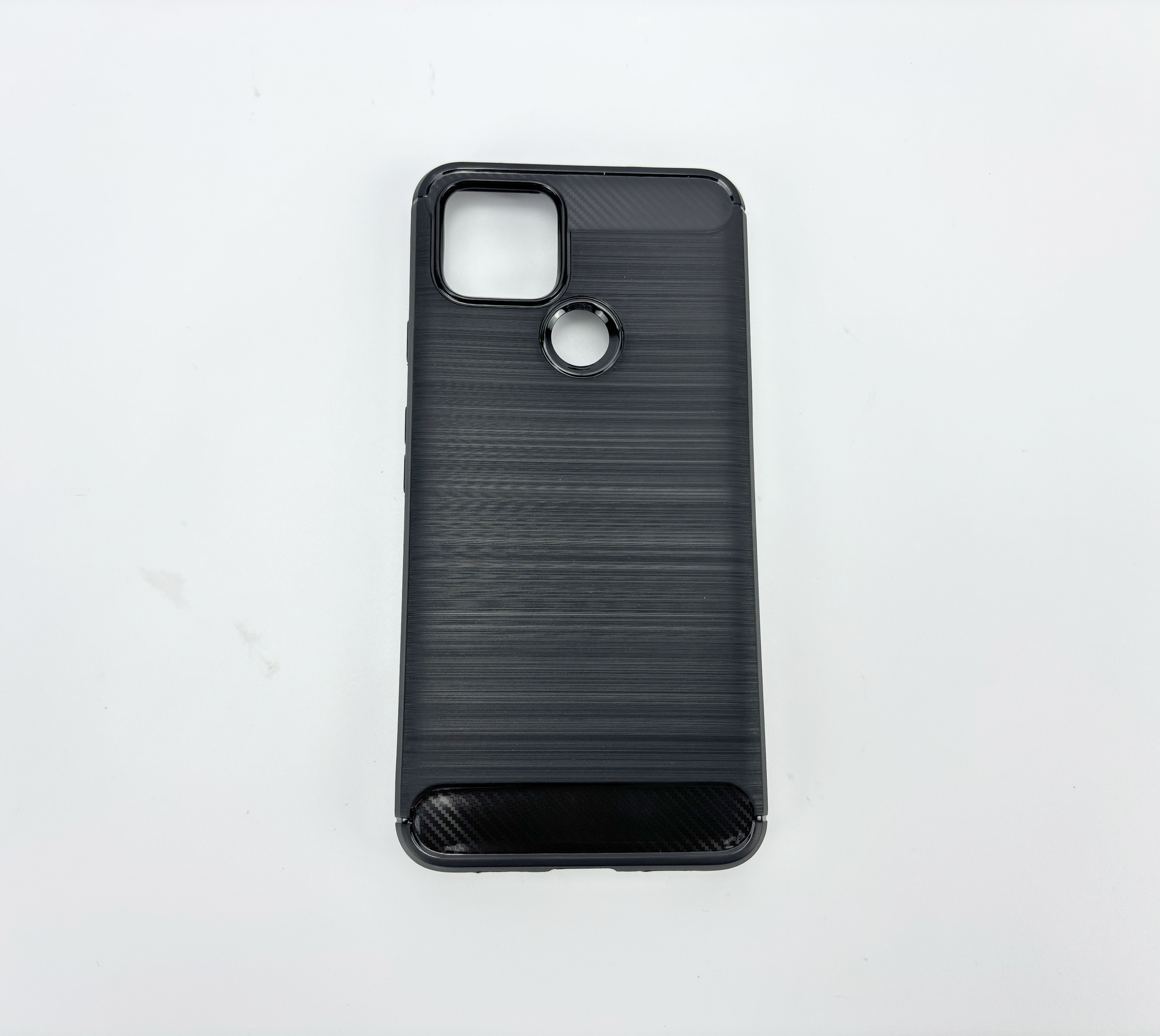 Una custodia nera per telefono su sfondo bianco. La custodia ha un ritaglio per la fotocamera e una finitura strutturata.