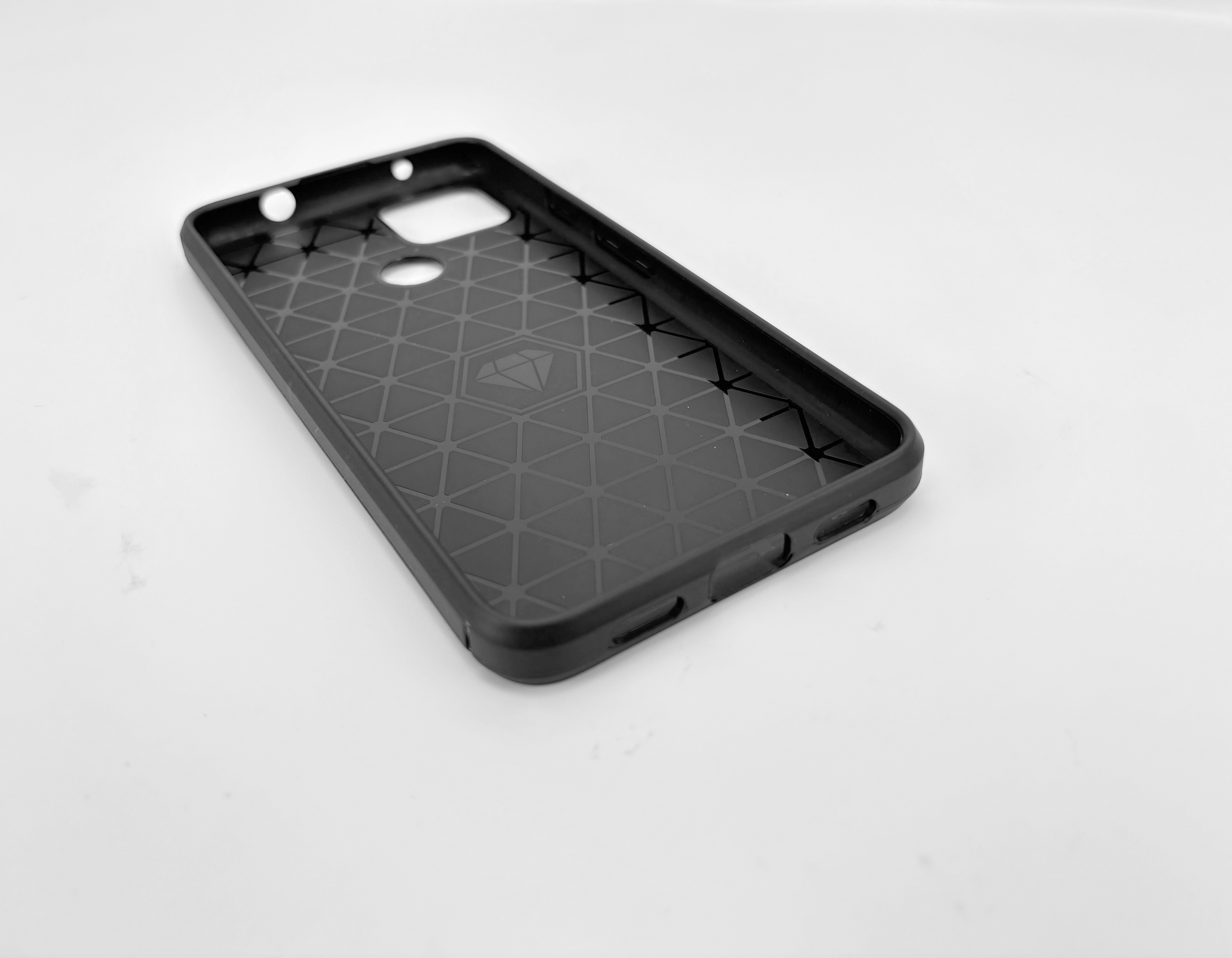 Custodia nera per telefono su sfondo bianco. Ha un motivo geometrico all'interno. Ci sono fori per la fotocamera e altre funzioni.