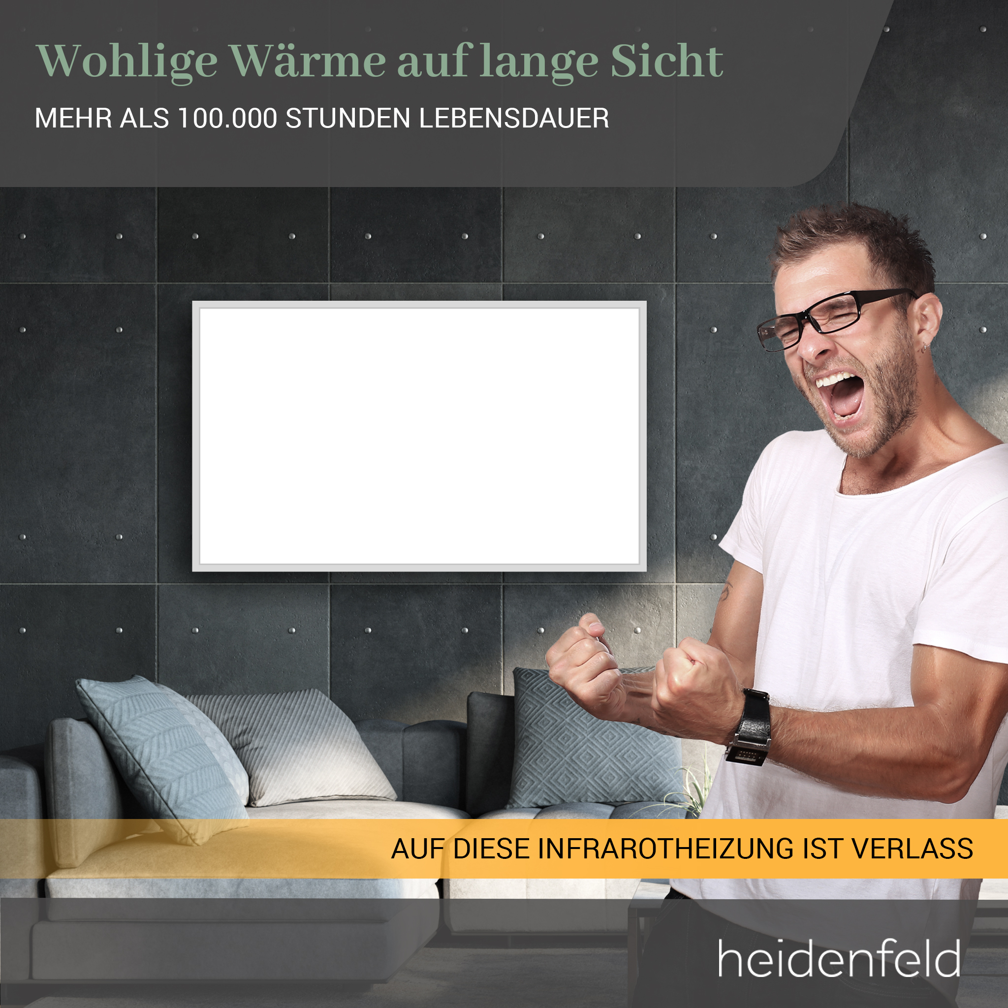 Mann jubelt, trägt eine Brille, vor einem weißen Bildschirm an der Wand. Sofa mit Kissen im Vordergrund.