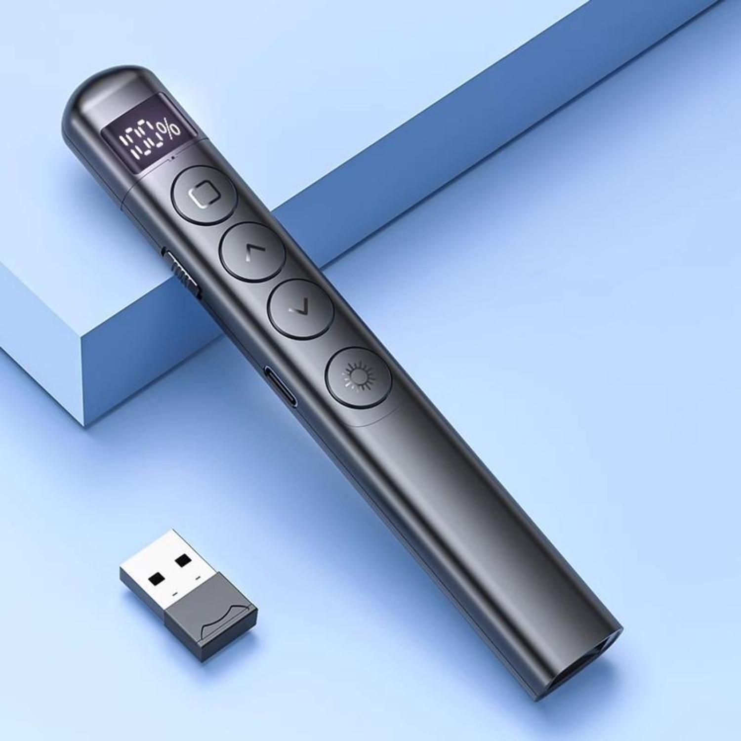 Eine schwarze Präsentationsfernbedienung mit mehreren Tasten und einem USB-Empfänger.