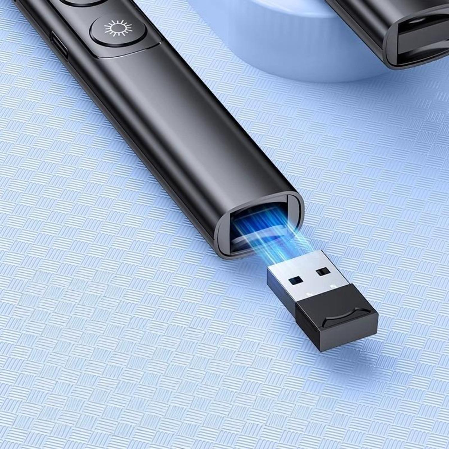 Eine schwarze Präsentationsfernbedienung mit eingestecktem USB-Empfänger, blaues Licht emittiert.