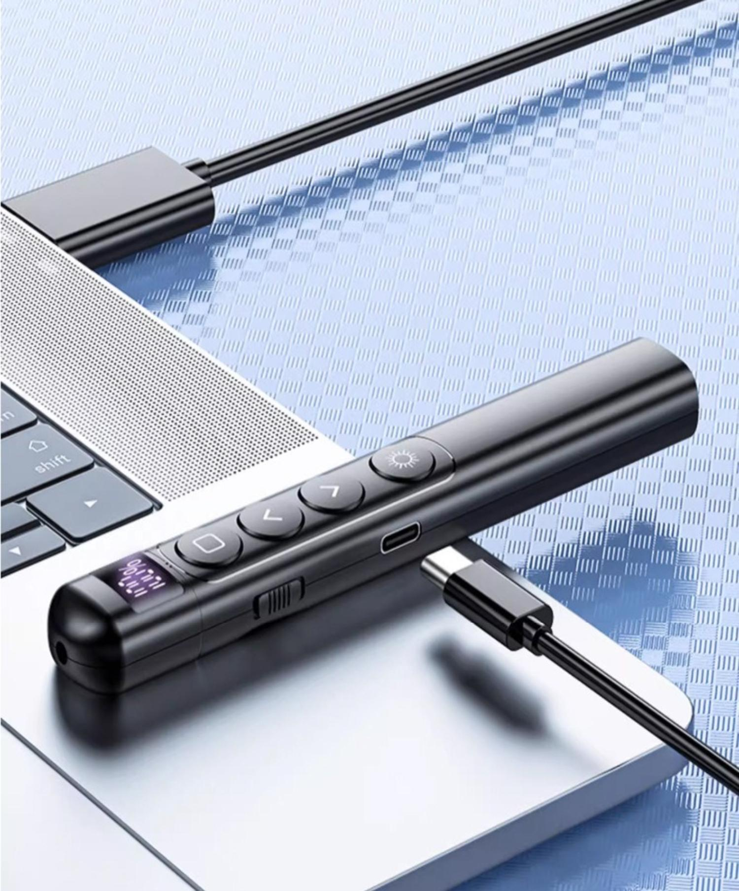 Eine Präsentationsfernbedienung, die mit einem USB-C-Kabel an einen Laptop angeschlossen ist.
