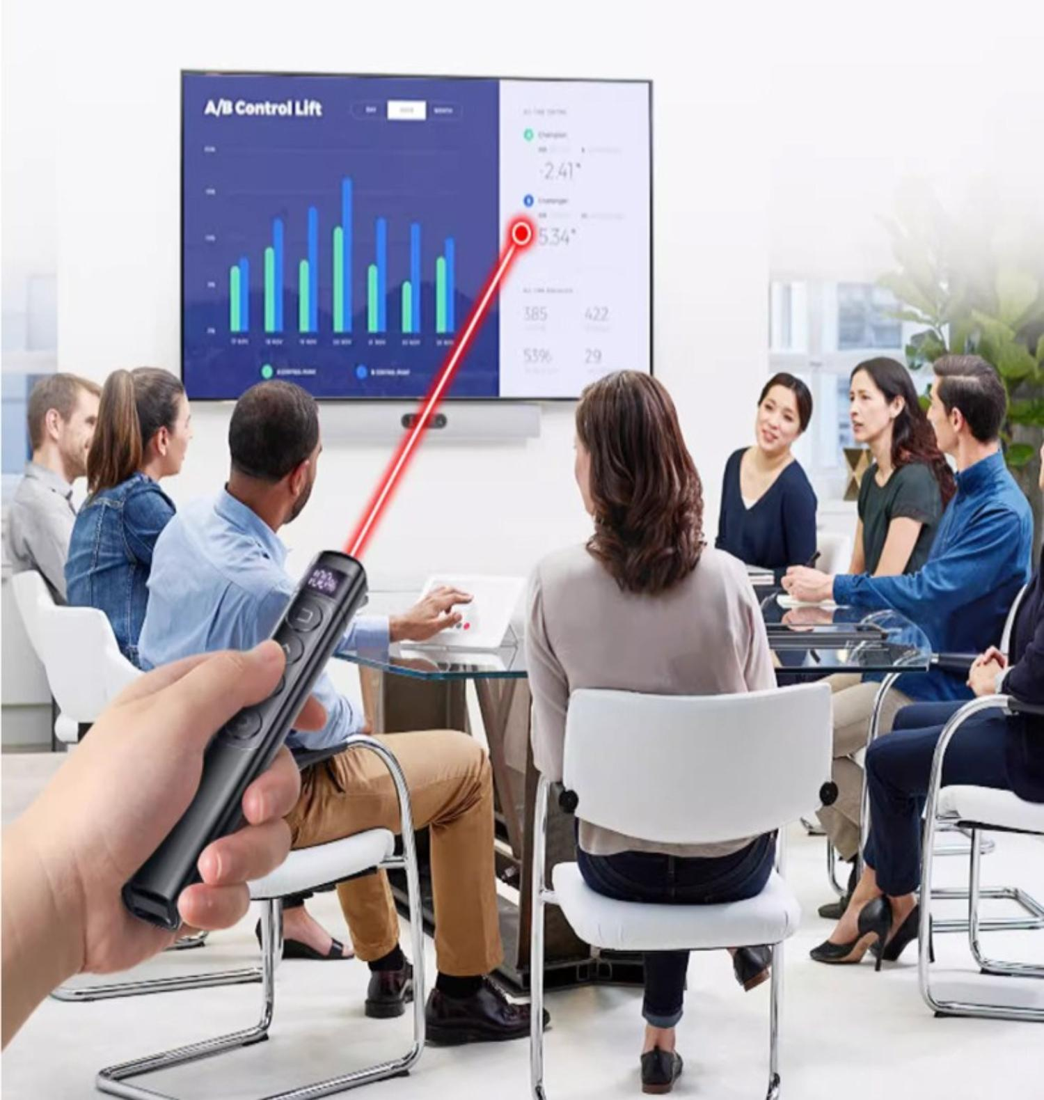 Leute in einem Meeting, benutzen eine Präsentationsfernbedienung mit rotem Laserpointer.