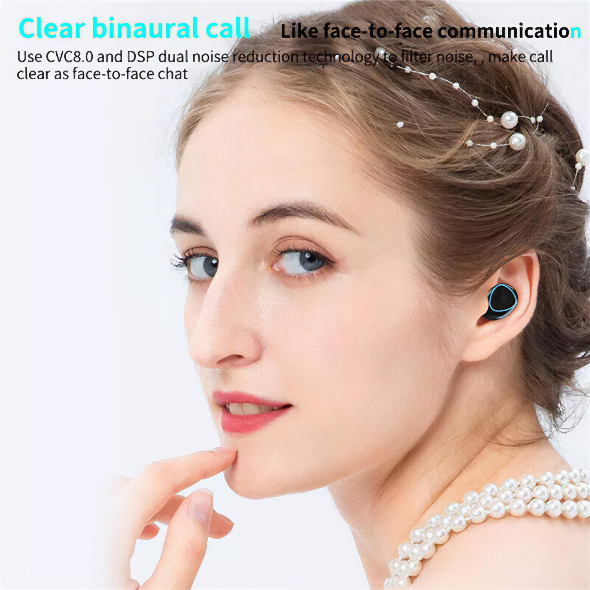 Frau mit Ohrhörer im Ohr, zeigt. Text: klarer binauraler Anruf. Hintergrund ist verschwommen.