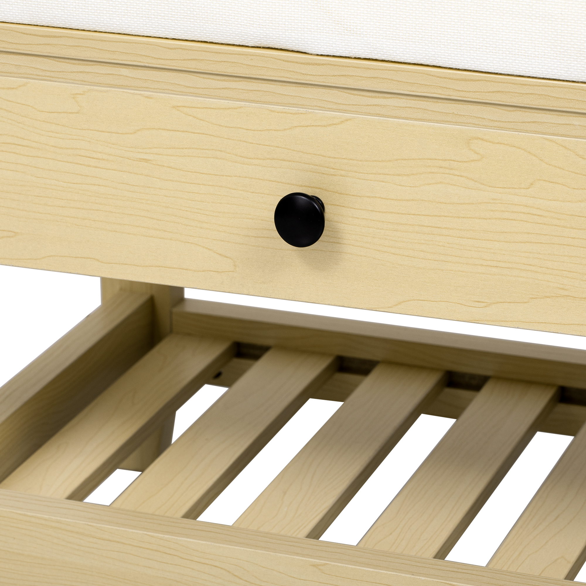 Nahaufnahme einer Holzbank mit Schublade. Ein schwarzer Knopf ist auf der Schublade zu sehen.