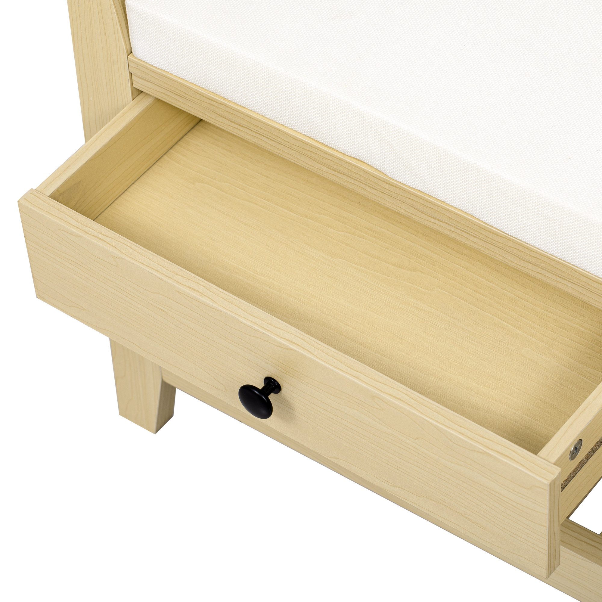 Nahaufnahme einer Holzbank mit offener Schublade. Ein schwarzer Knopf befindet sich auf der Schublade.