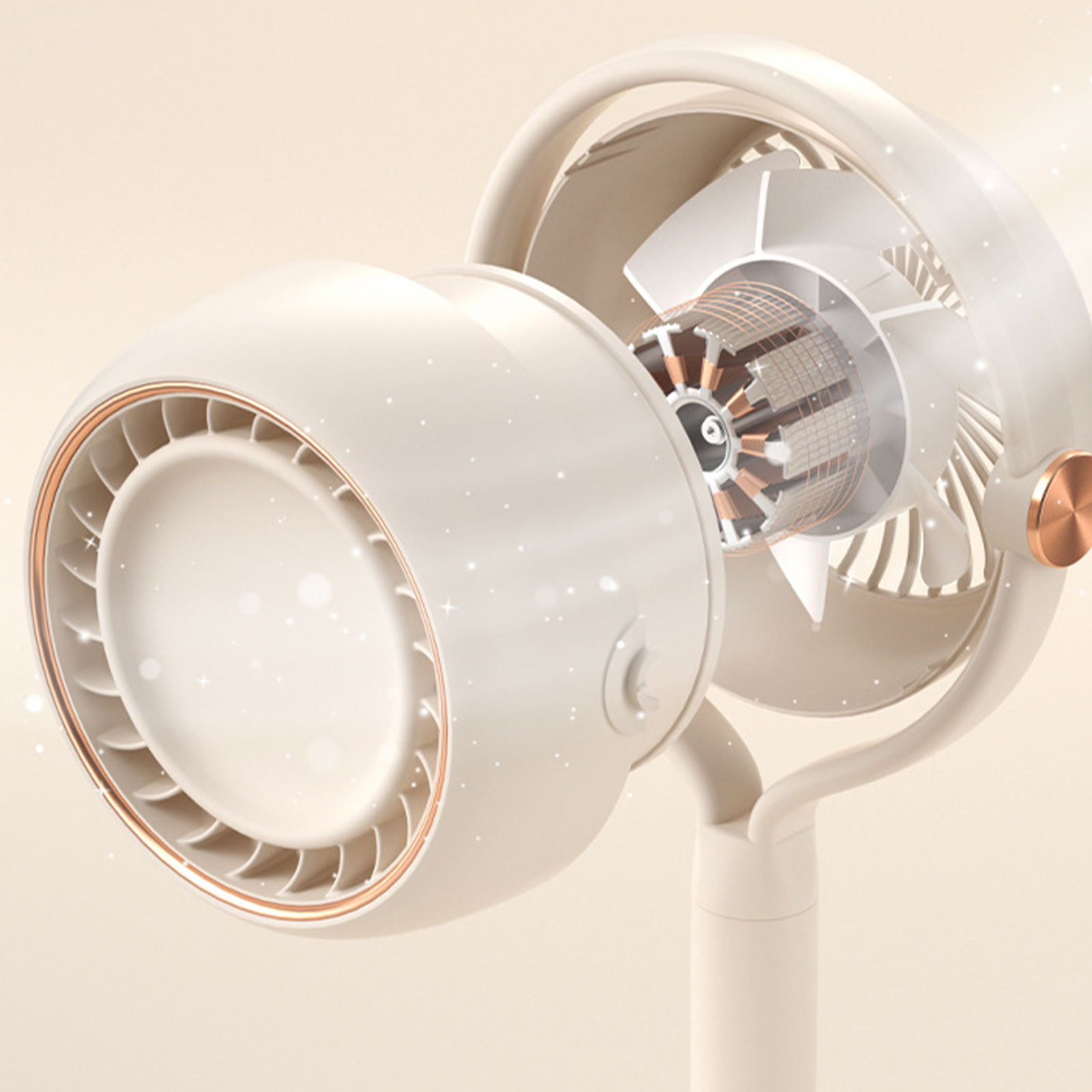 Weiß-beiger Ventilator mit sichtbarem Innenmechanismus. Kupferfarbene Akzente vorhanden.