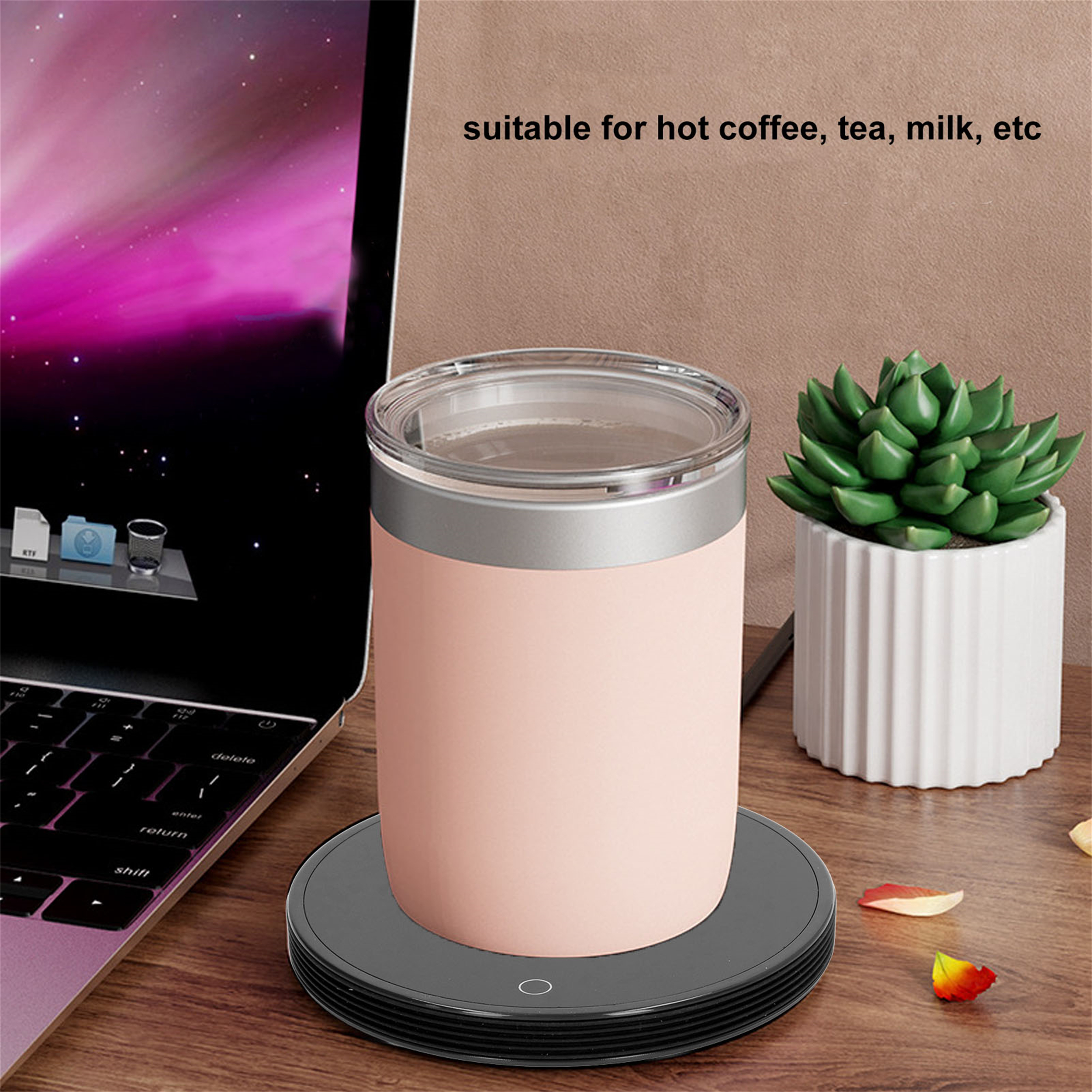 Ein rosa Becher auf einem schwarzen Wärmer. Eine Pflanze und ein Laptop sind im Hintergrund. Text sagt 'geeignet für Kaffee'.